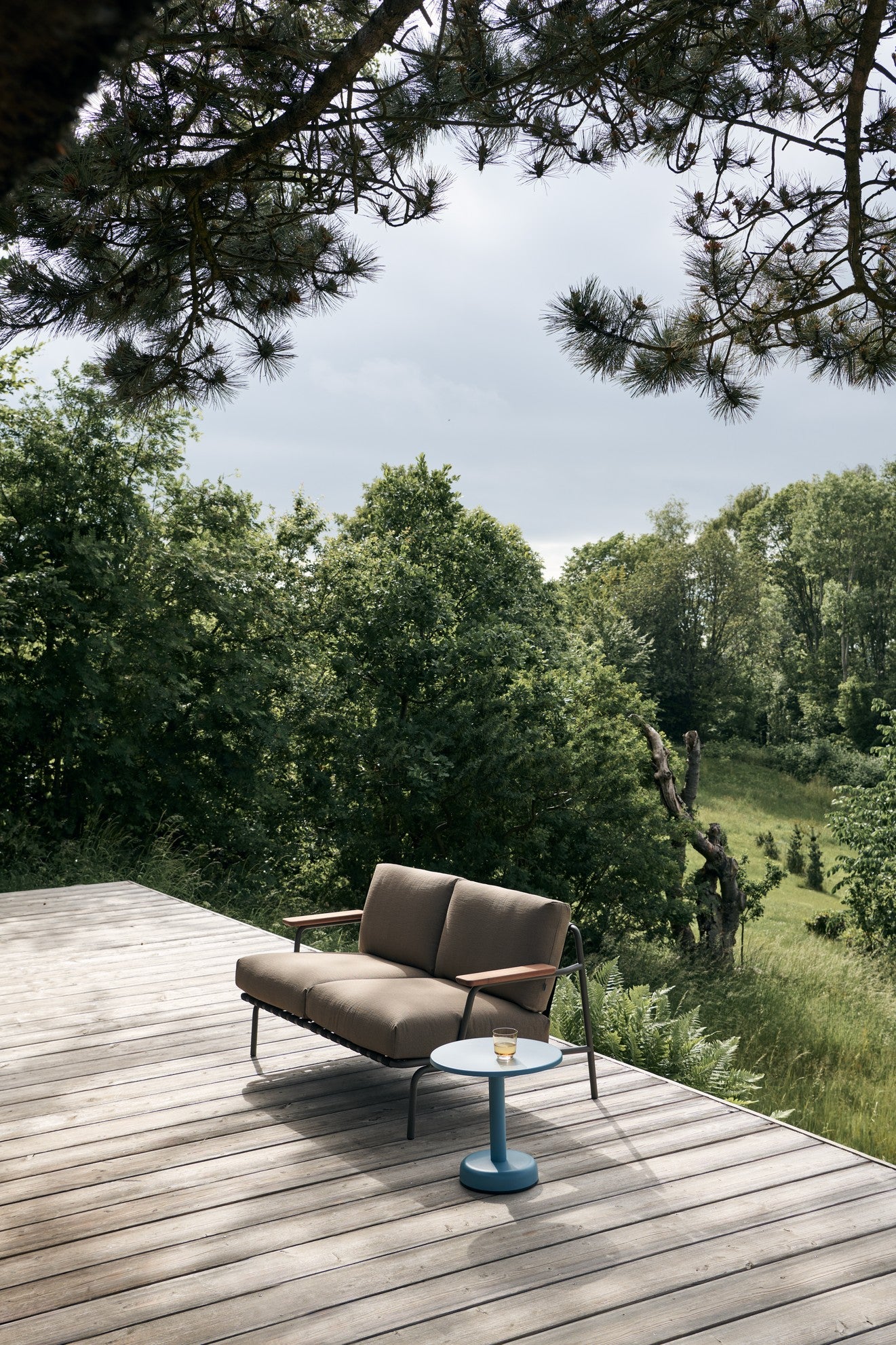 Outdoor 2-seater sofa with armrests SETTLE gray with green base [Amelia]