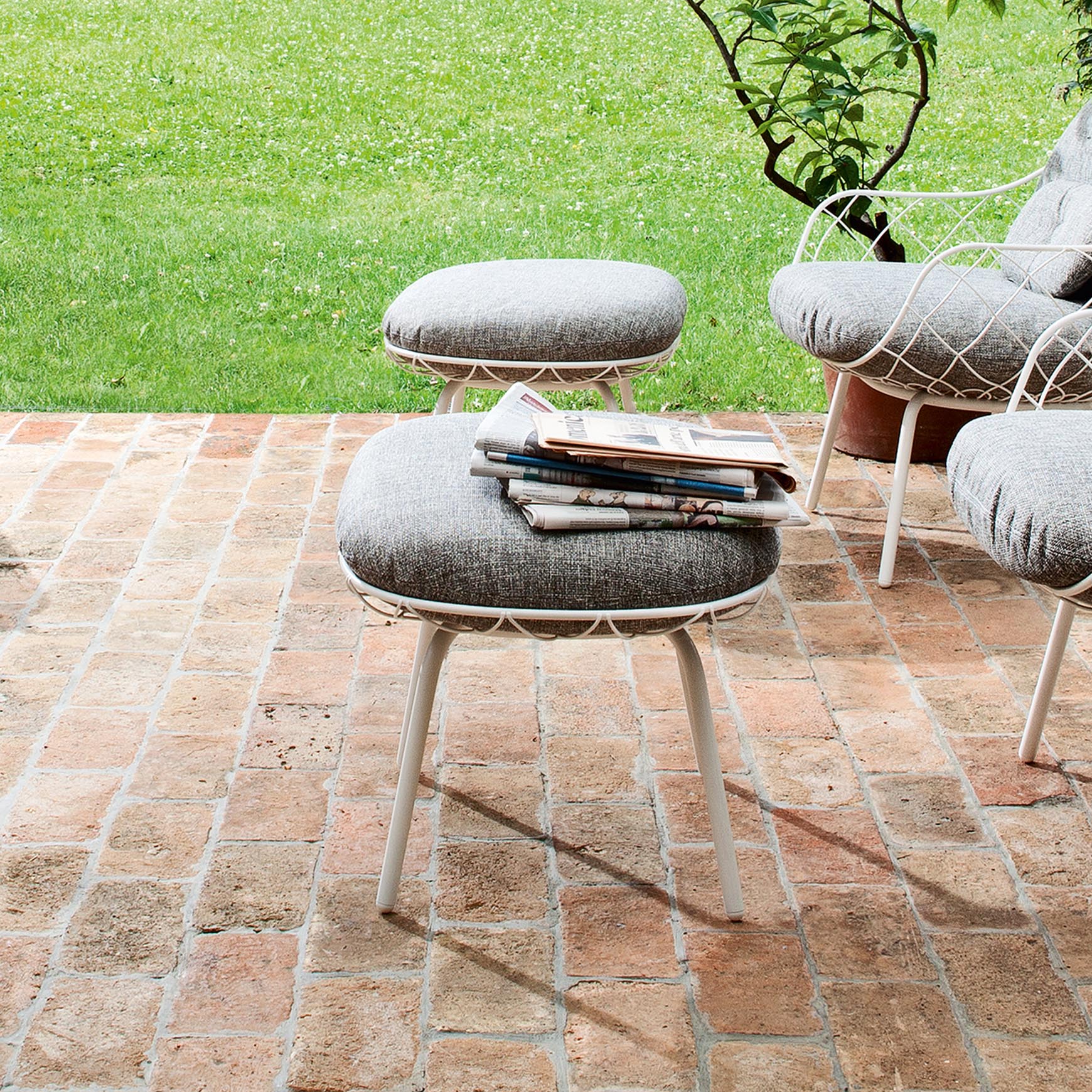 Outdoor pouf PIÑA navy blue with a black base
