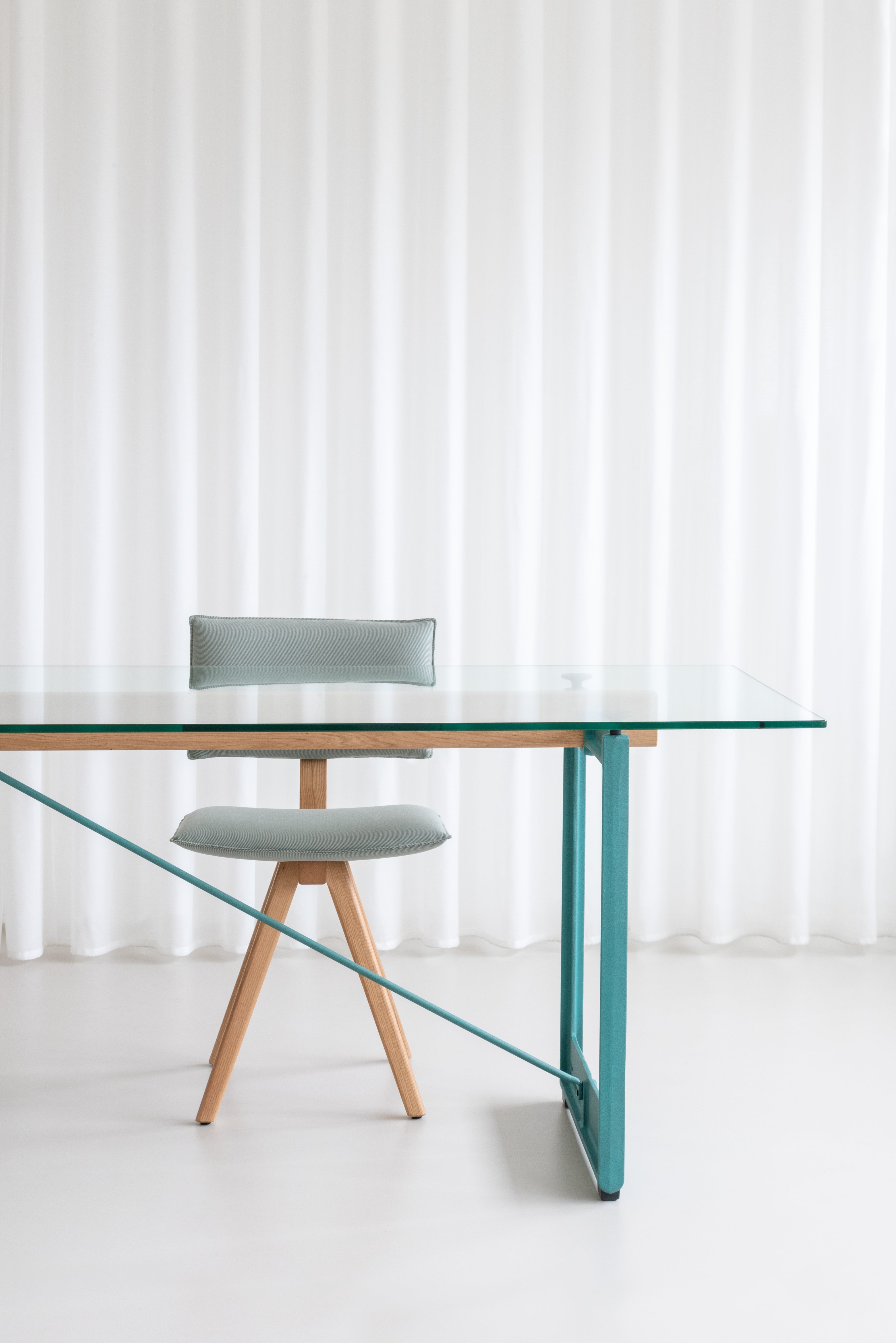 TRAVE upholstered chair with an ash base