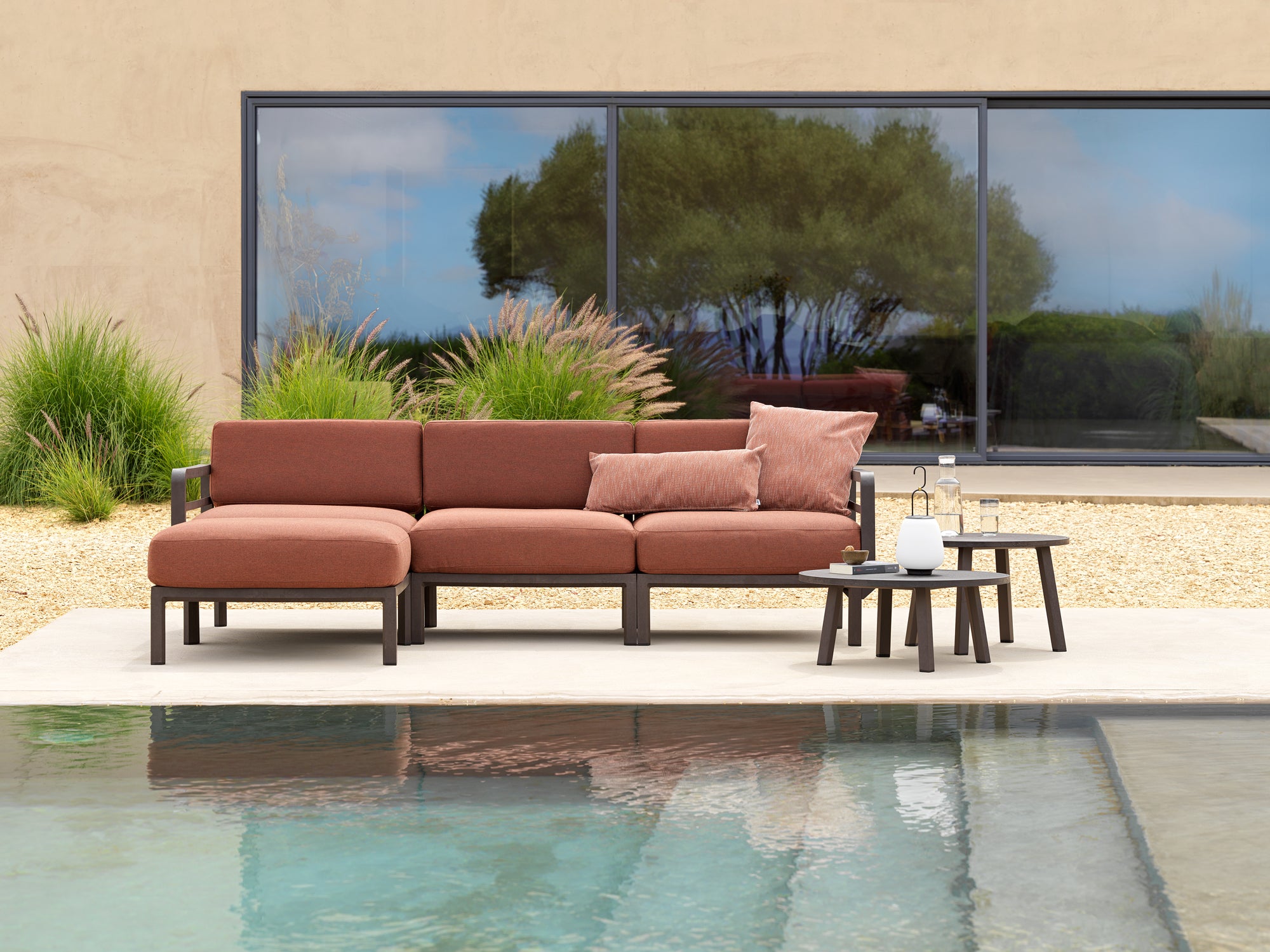 MAXIMO Outdoor Pouf in Cinnamon with Graphite Base