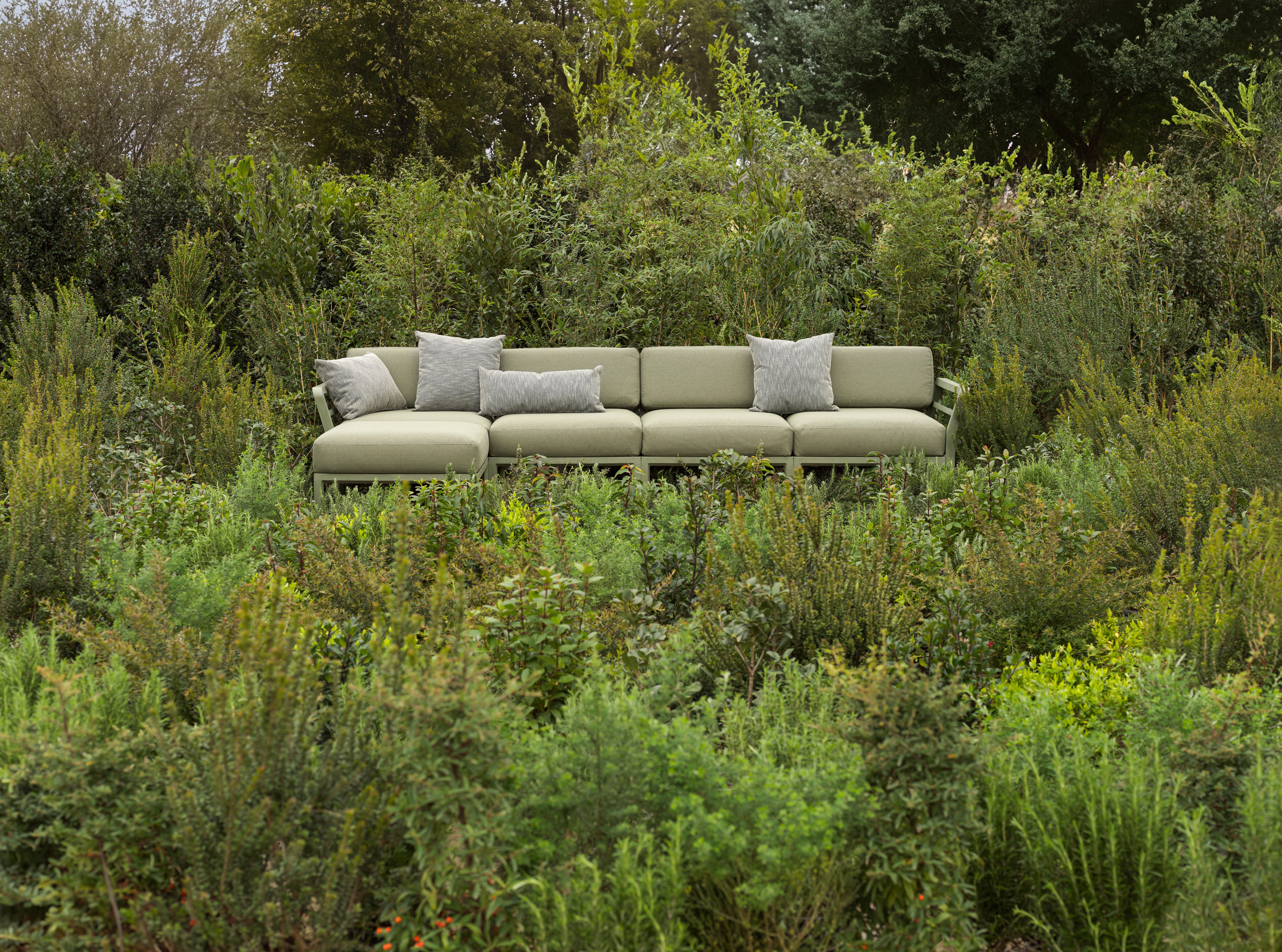 Modularer Außen-Ecksofa MAXIMO 5 perlmuttfarben mit grünem Untergestell