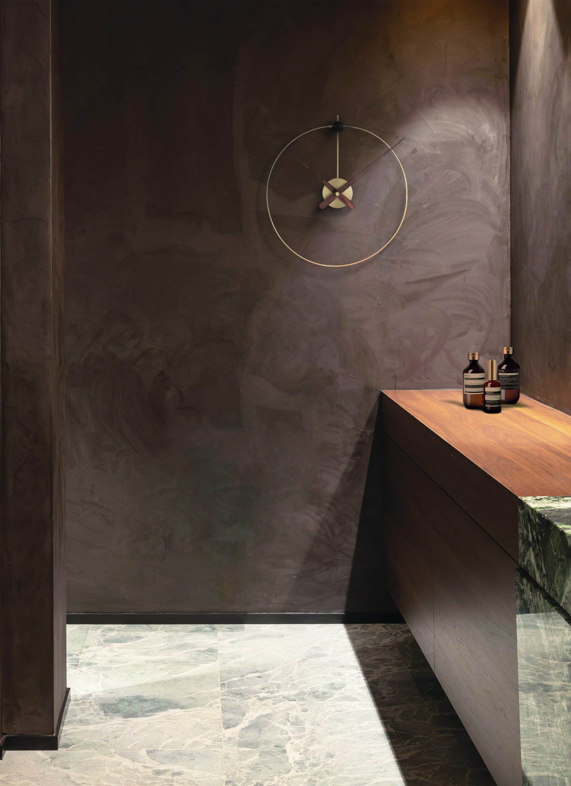 Zegar ścienny MICRO ANDA drewno orzechowe z grafitowym