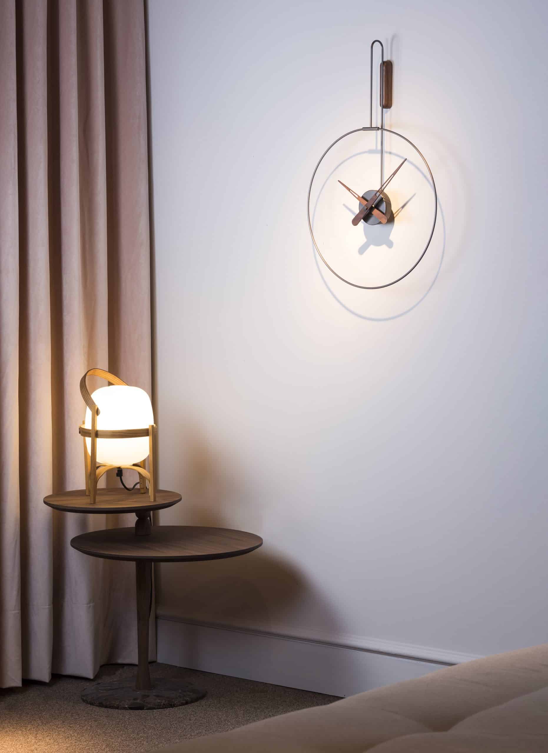 Zegar ścienny MICRO DARO drewno orzechowe z grafitowym