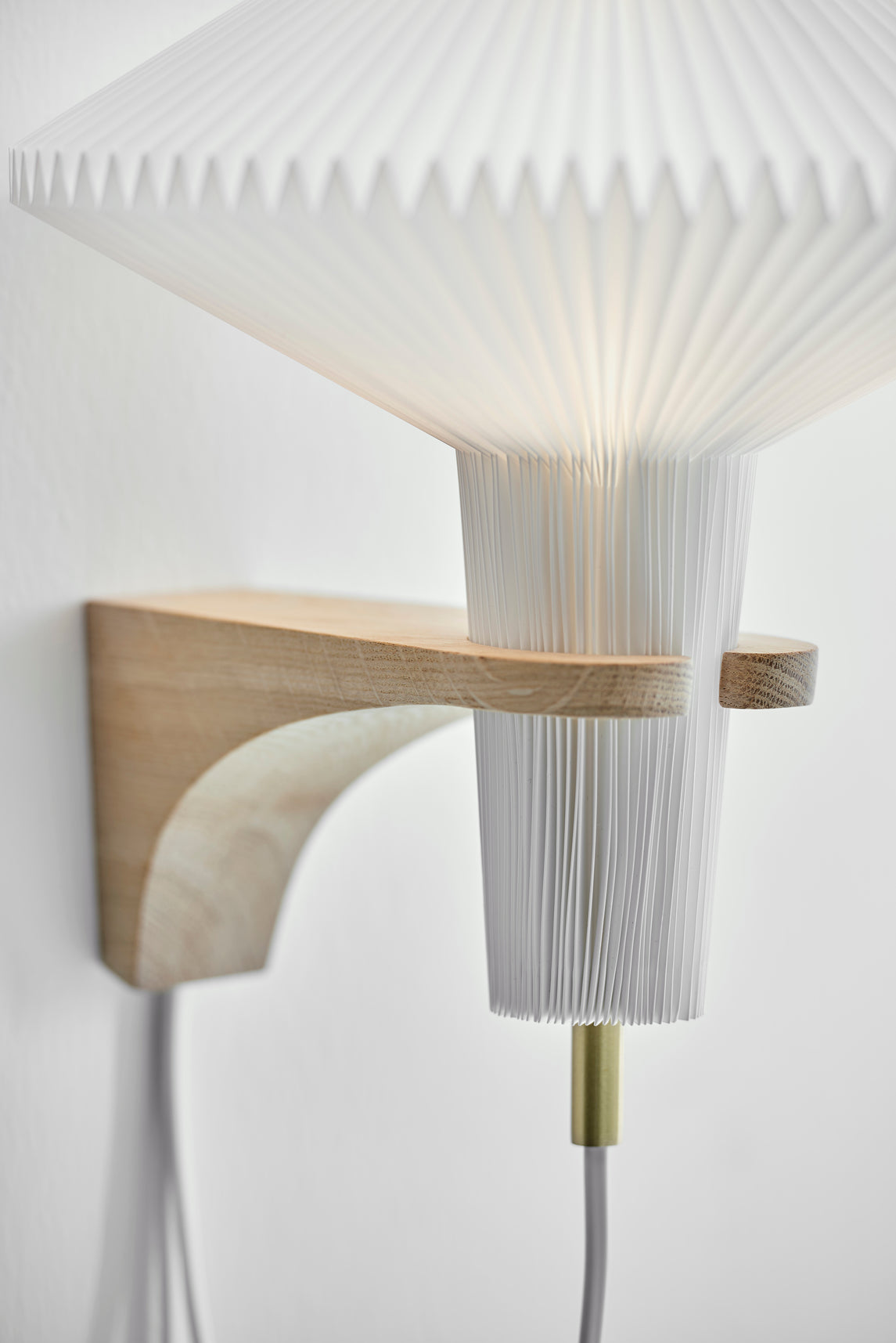Lampa ścienna MODEL 204 MUSHROOM biały z ciemną dębową podstawą