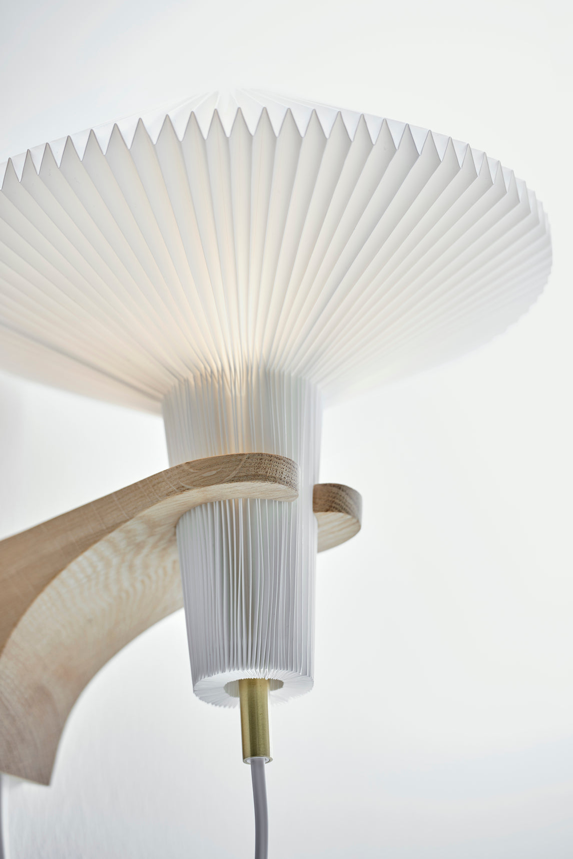 Lampa ścienna MODEL 204 MUSHROOM biały z ciemną dębową podstawą