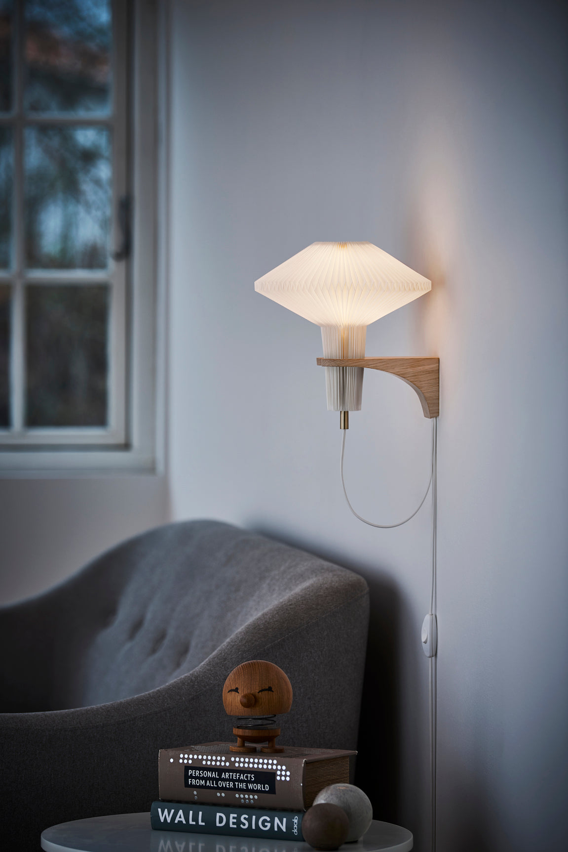Lampa ścienna MODEL 204 MUSHROOM biały z ciemną dębową podstawą