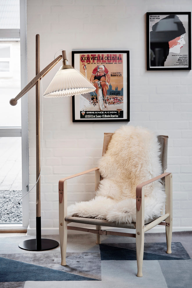 Lampa podłogowa MODEL 325 biały z jasną dębową podstawą