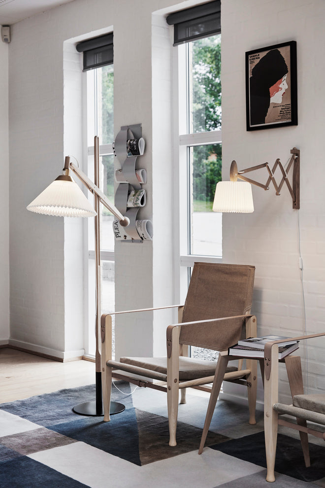 Lampa podłogowa MODEL 325 biały z jasną dębową podstawą