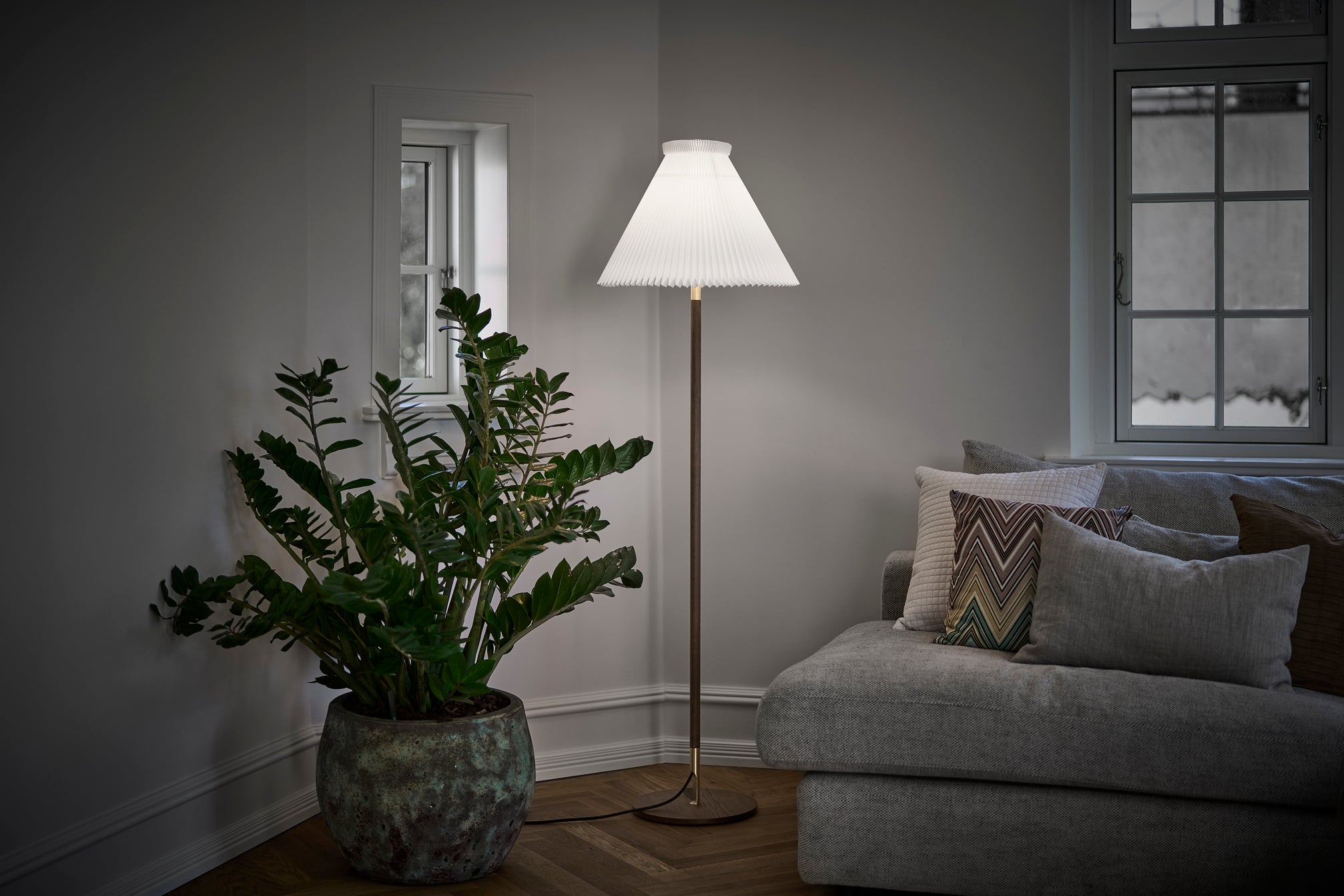 Lampa podłogowa MODEL 328  LK 80 biały z ciemną dębową podstawą