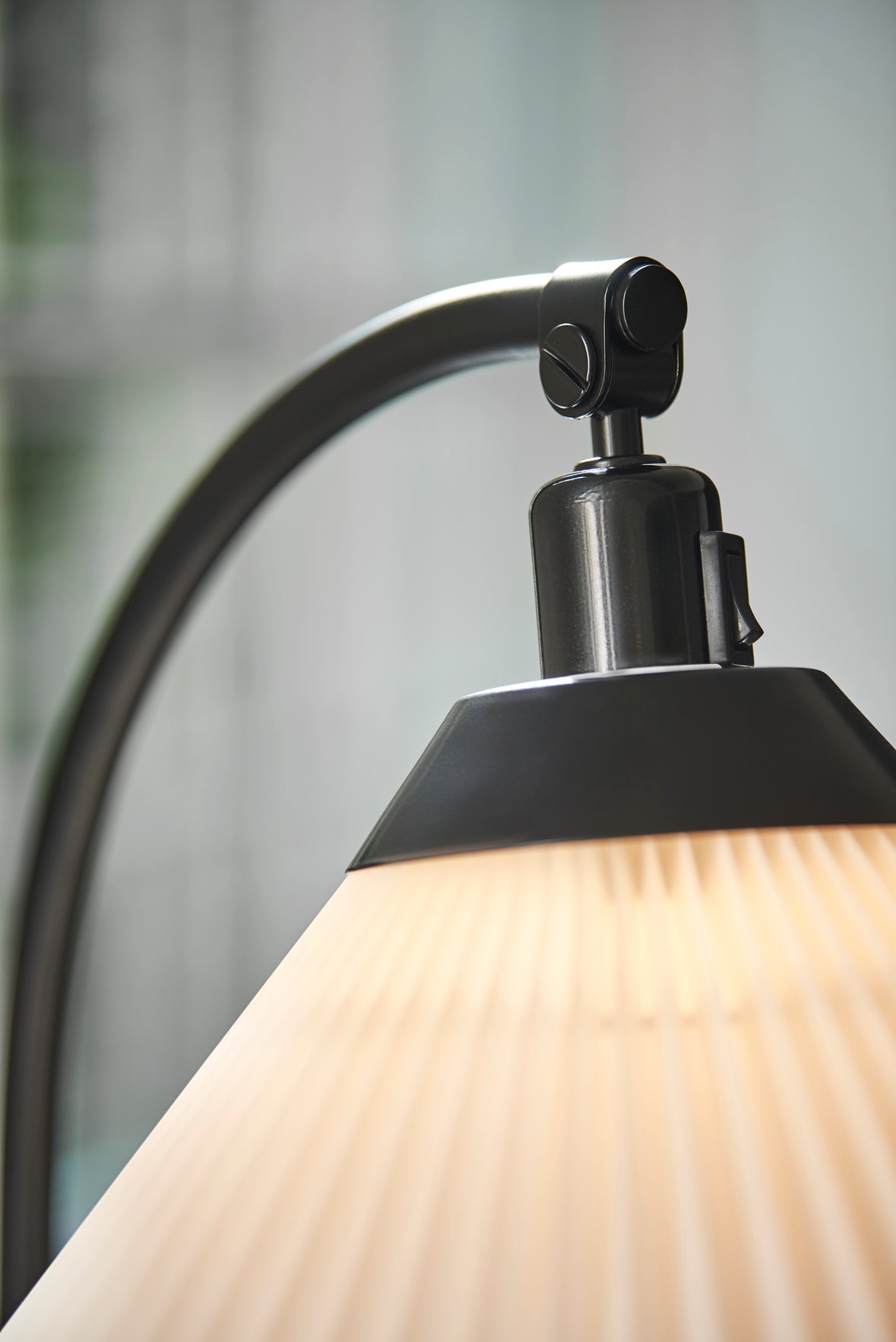 Lampa podłogowa MODEL 368 biały z czarną podstawą