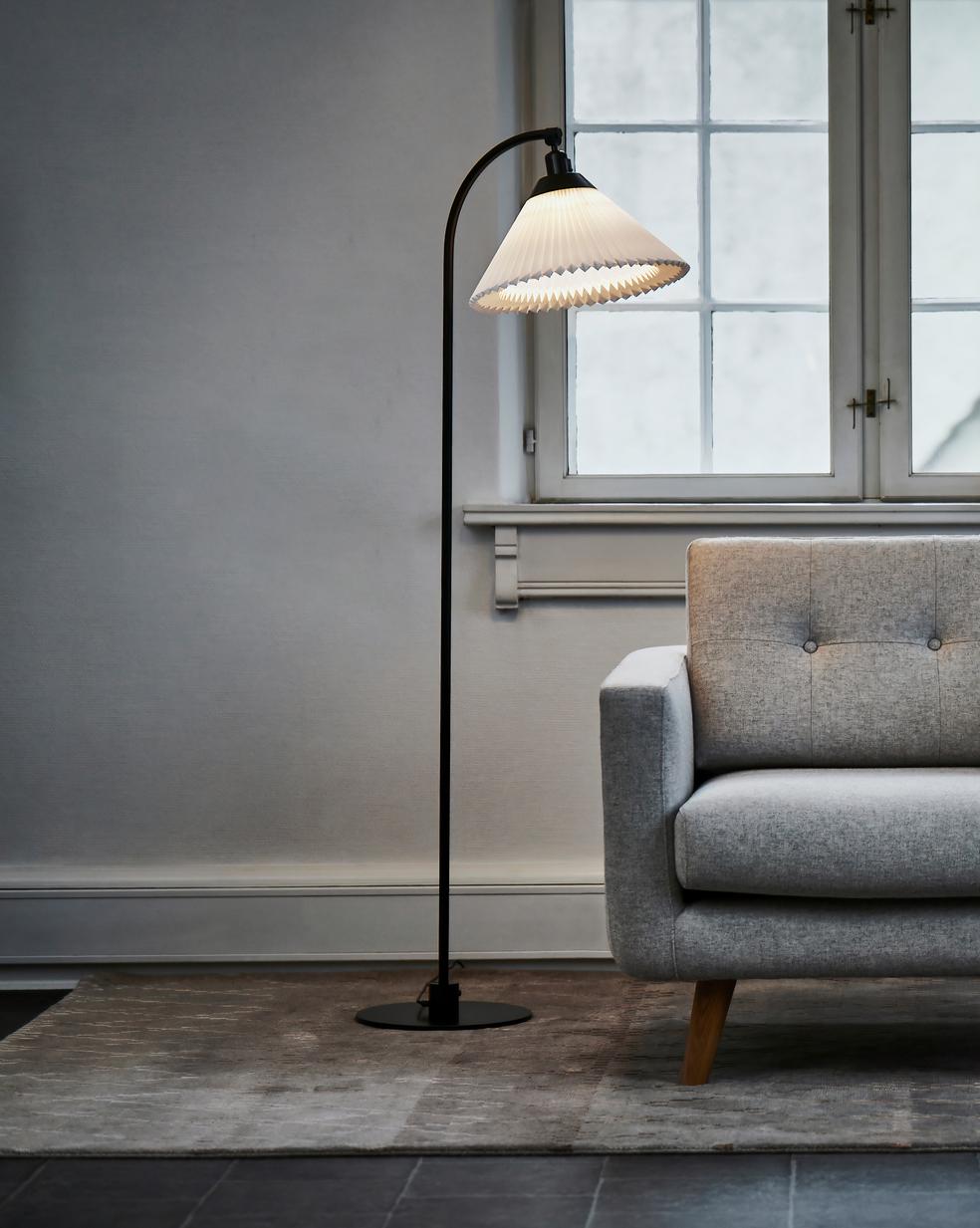 Lampa podłogowa MODEL 368 biały z czarną podstawą