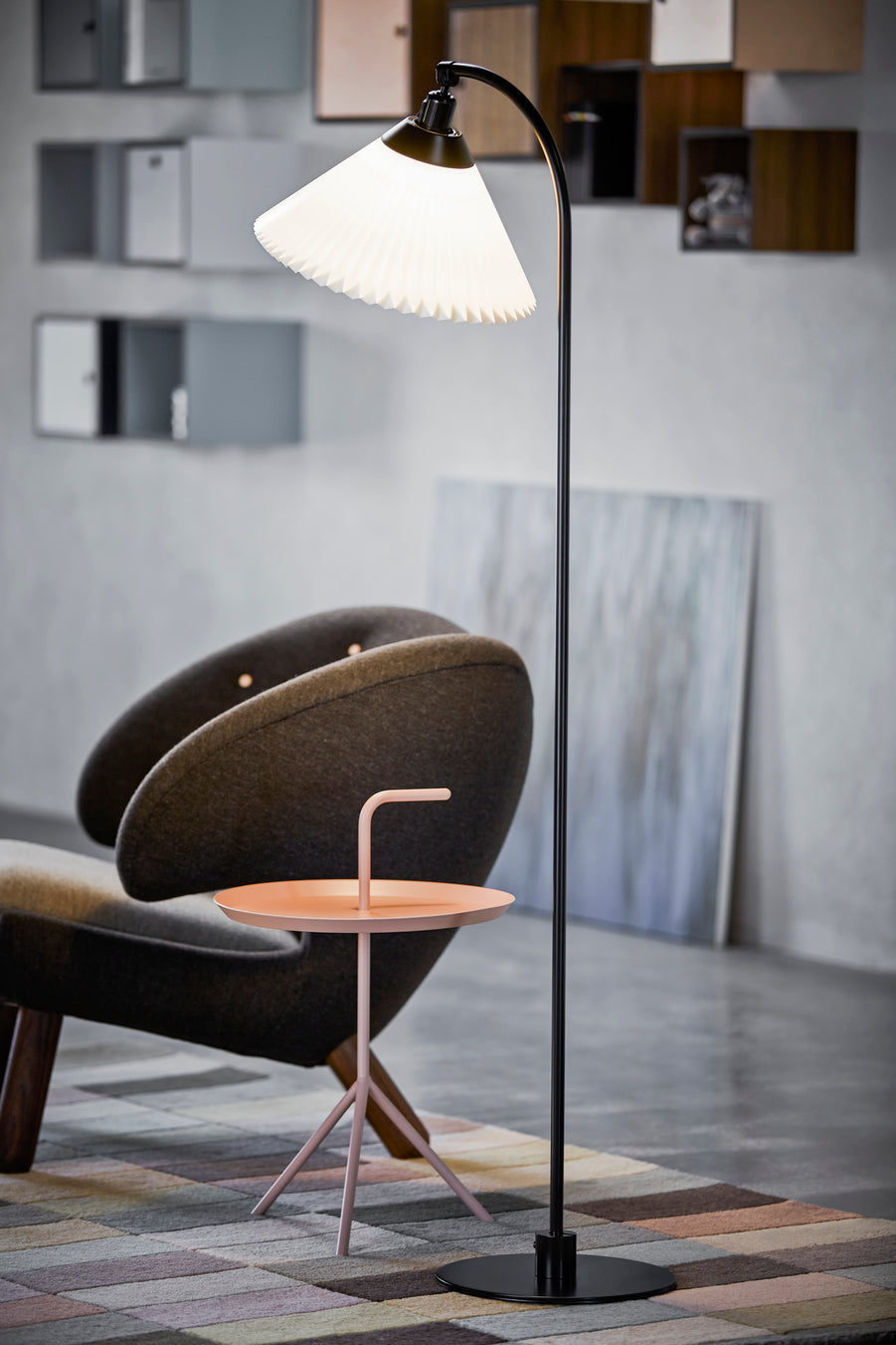 Lampa podłogowa MODEL 368 biały z czarną podstawą