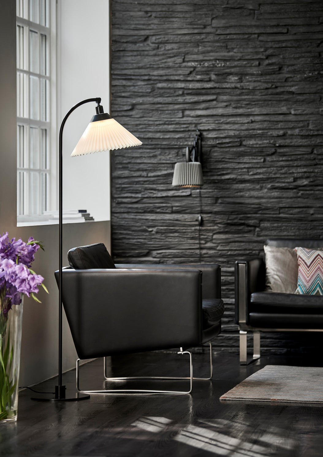 Lampa podłogowa MODEL 368 biały z czarną podstawą