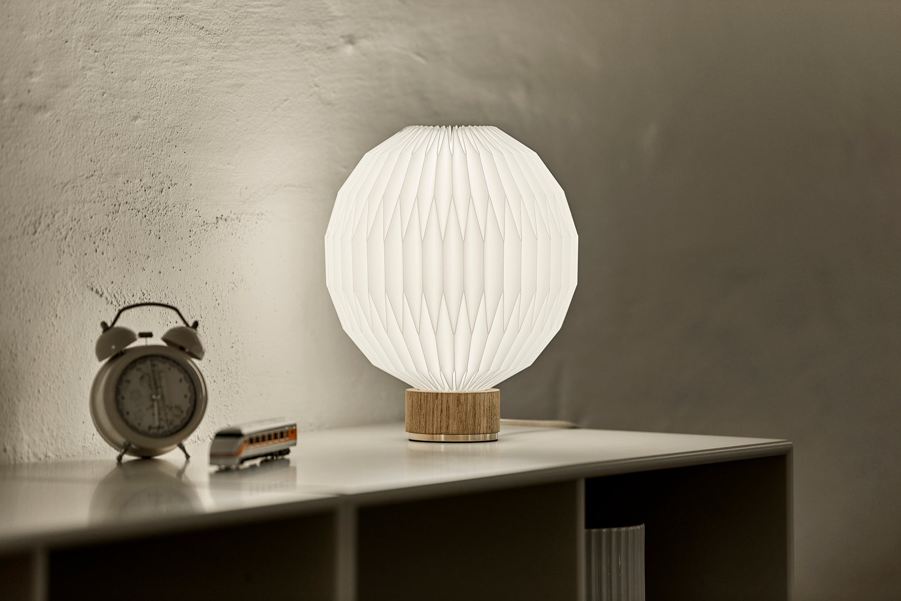 Lampa stołowa MODEL 375 biały z jasną dębową podstawą