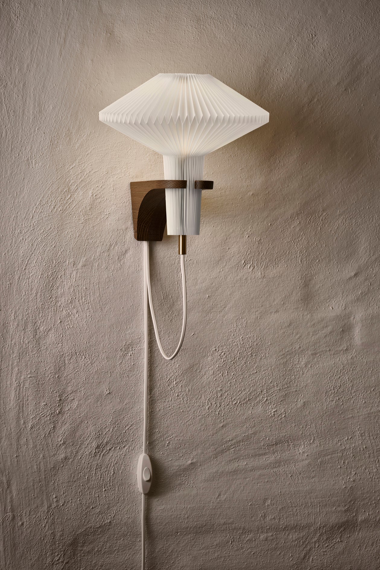Lampa ścienna MODEL 204 MUSHROOM biały z ciemną dębową podstawą