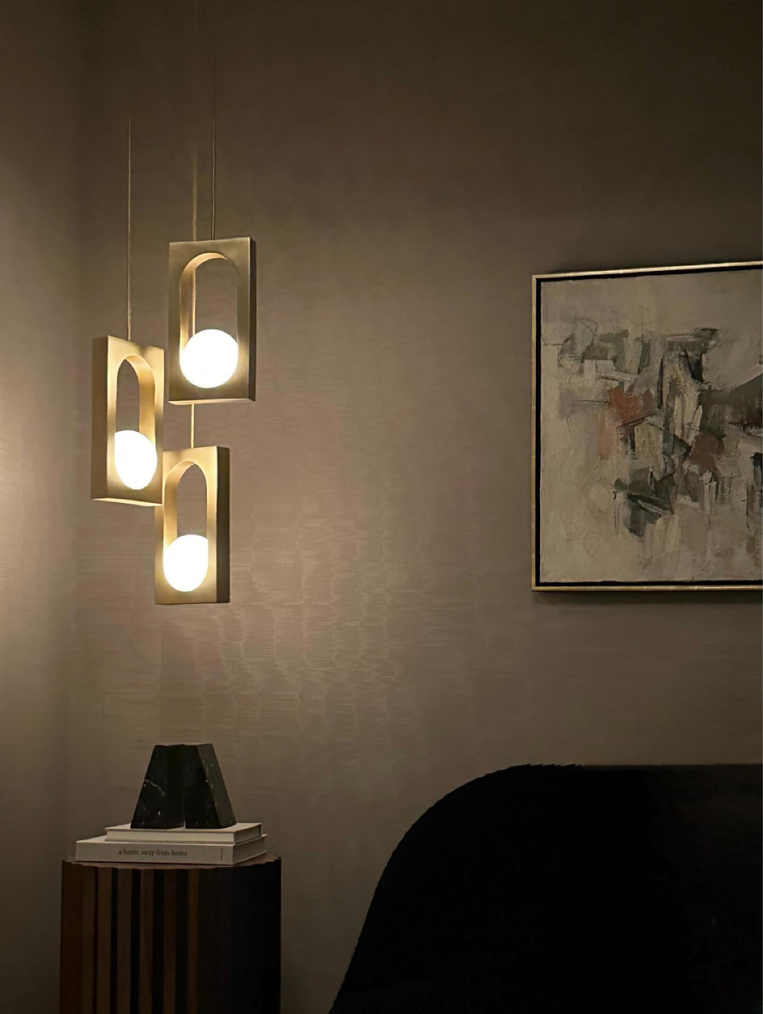 Lampa wisząca MYTHOS opalowy klosz z mosiądzem