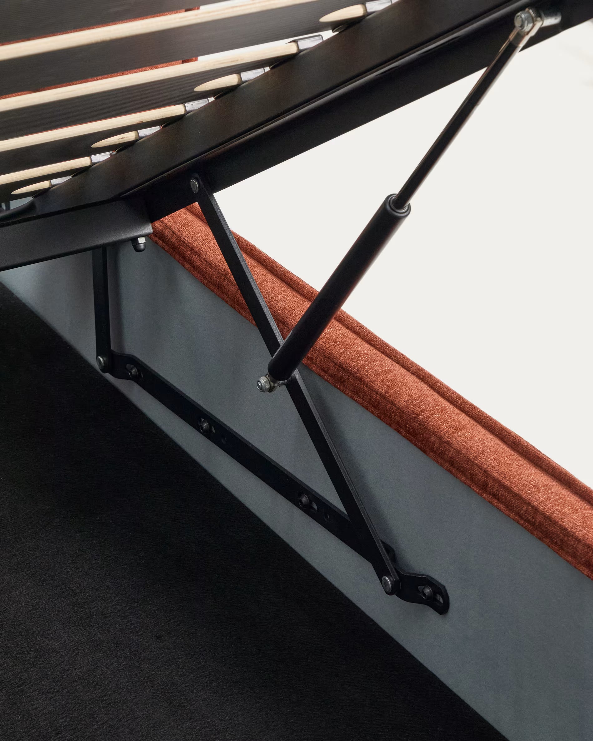 Łóżko z pojemnikiem na pościel ARVIAN ceglany szenil