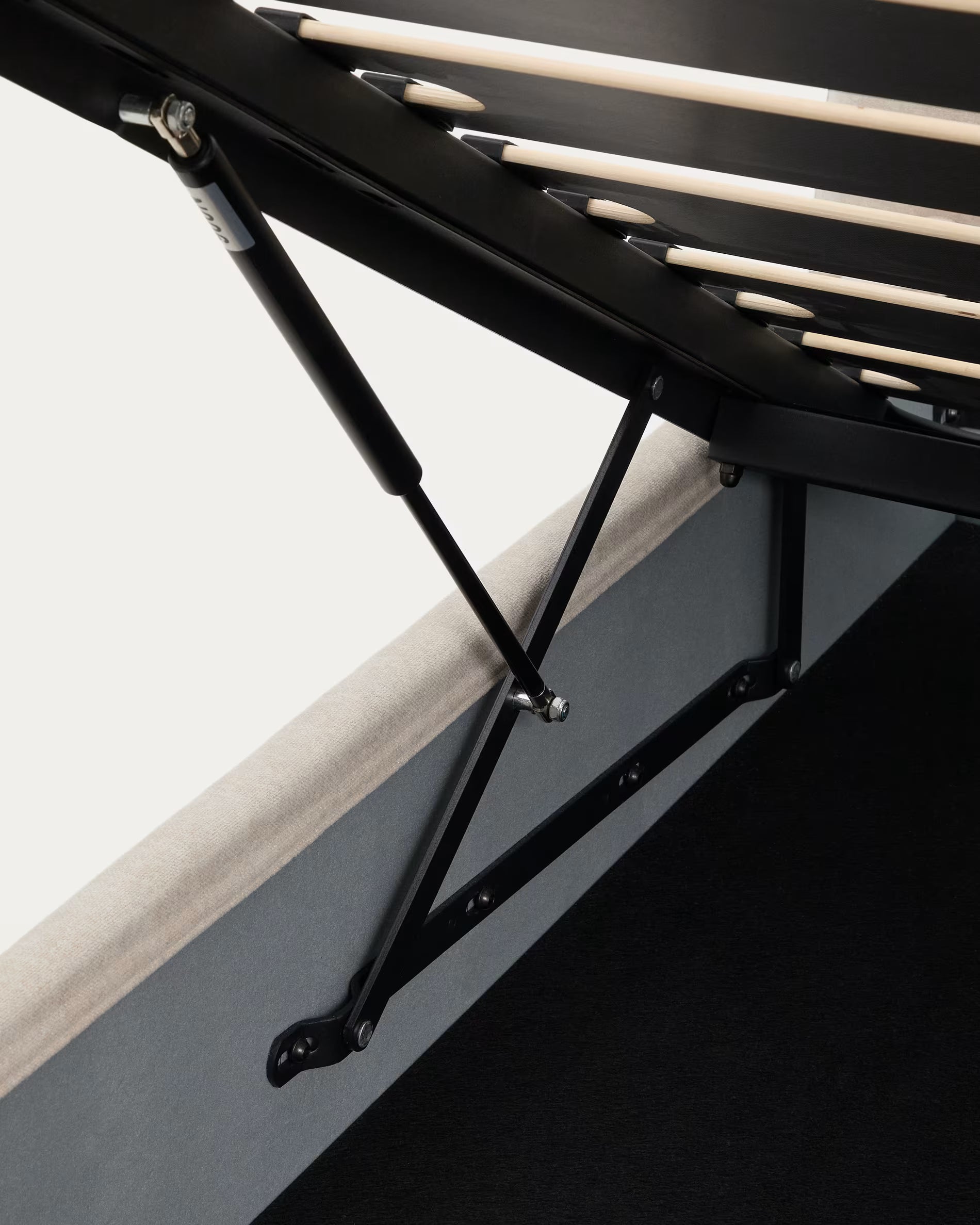 Łóżko z pojemnikiem na pościel DAFRA beżowy szenil