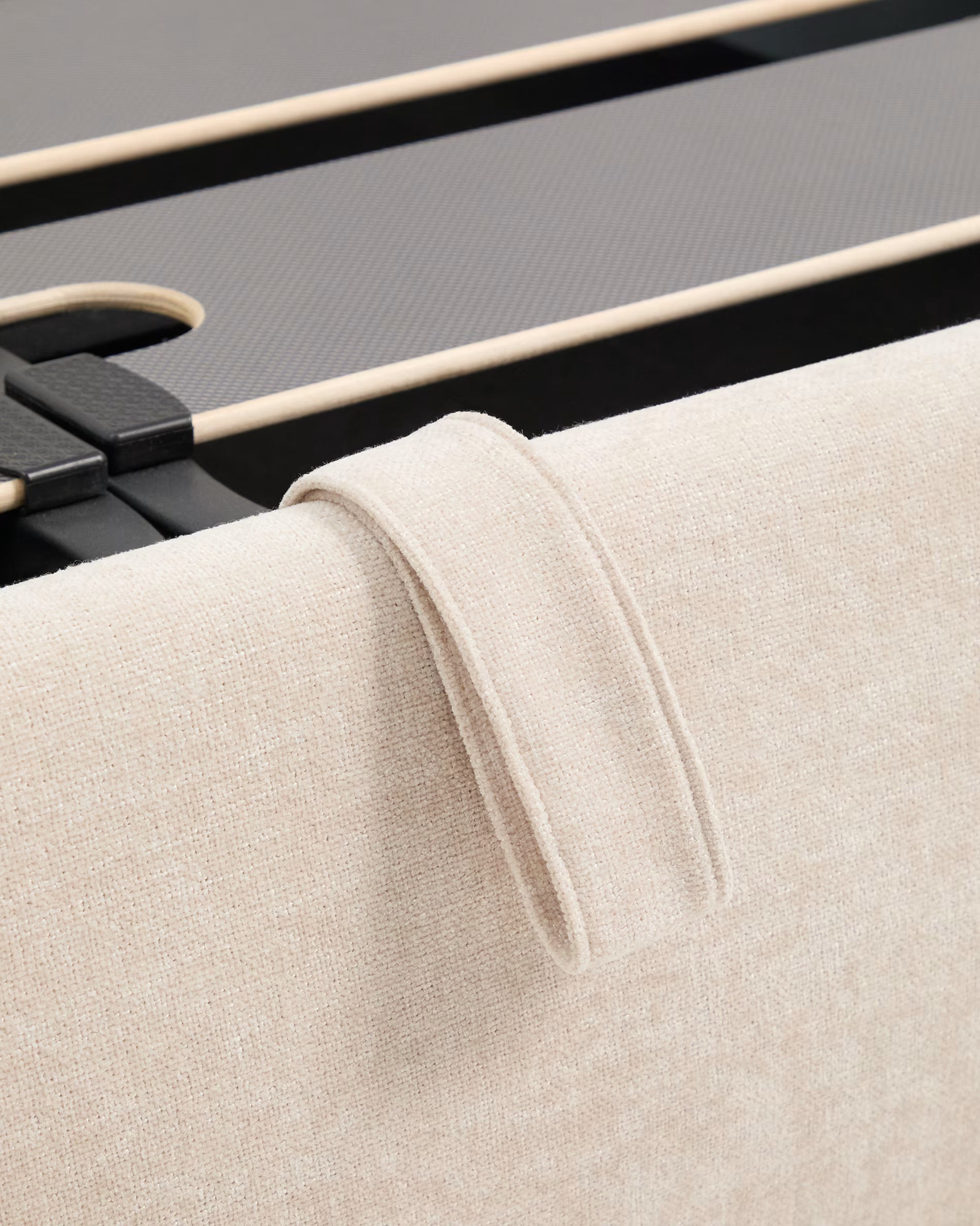 Łóżko z pojemnikiem na pościel DAFRA beżowy szenil