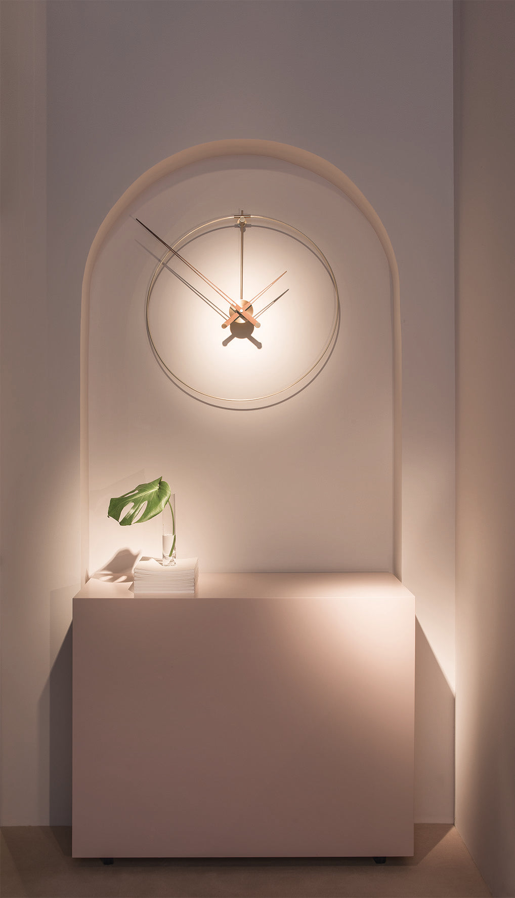 Zegar ścienny NEW ANDA drewno orzechowe z mosiężnym