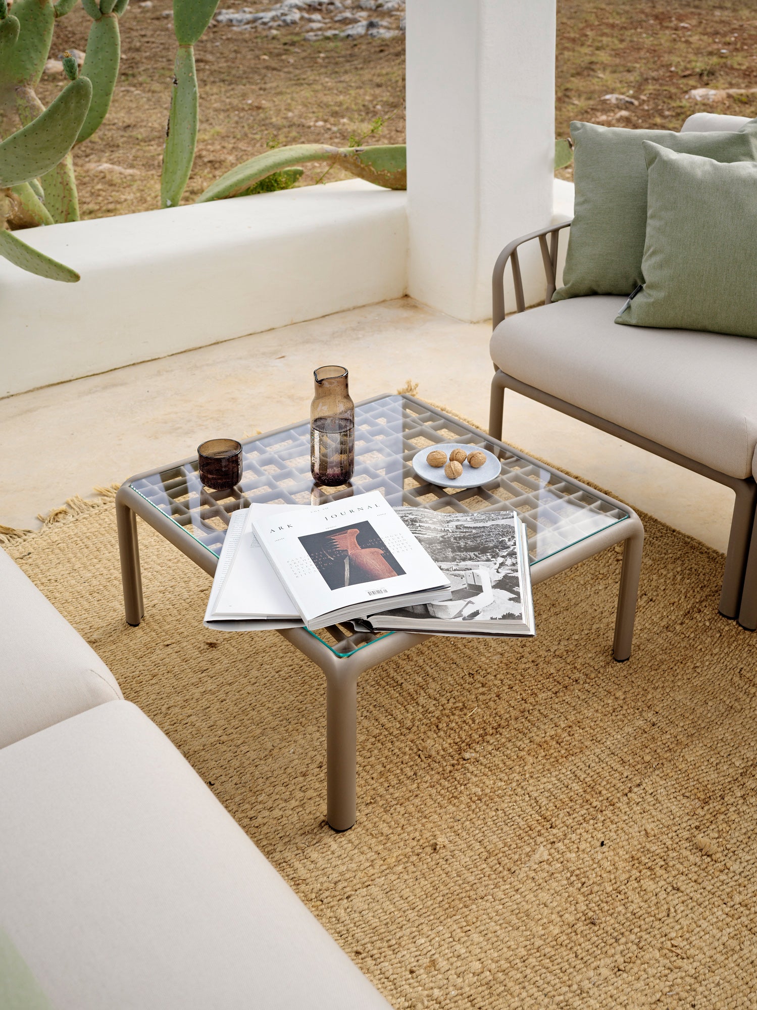 Fotel zewnętrzny KOMODO beżowy Sunbrella® z agave zieloną podstawą