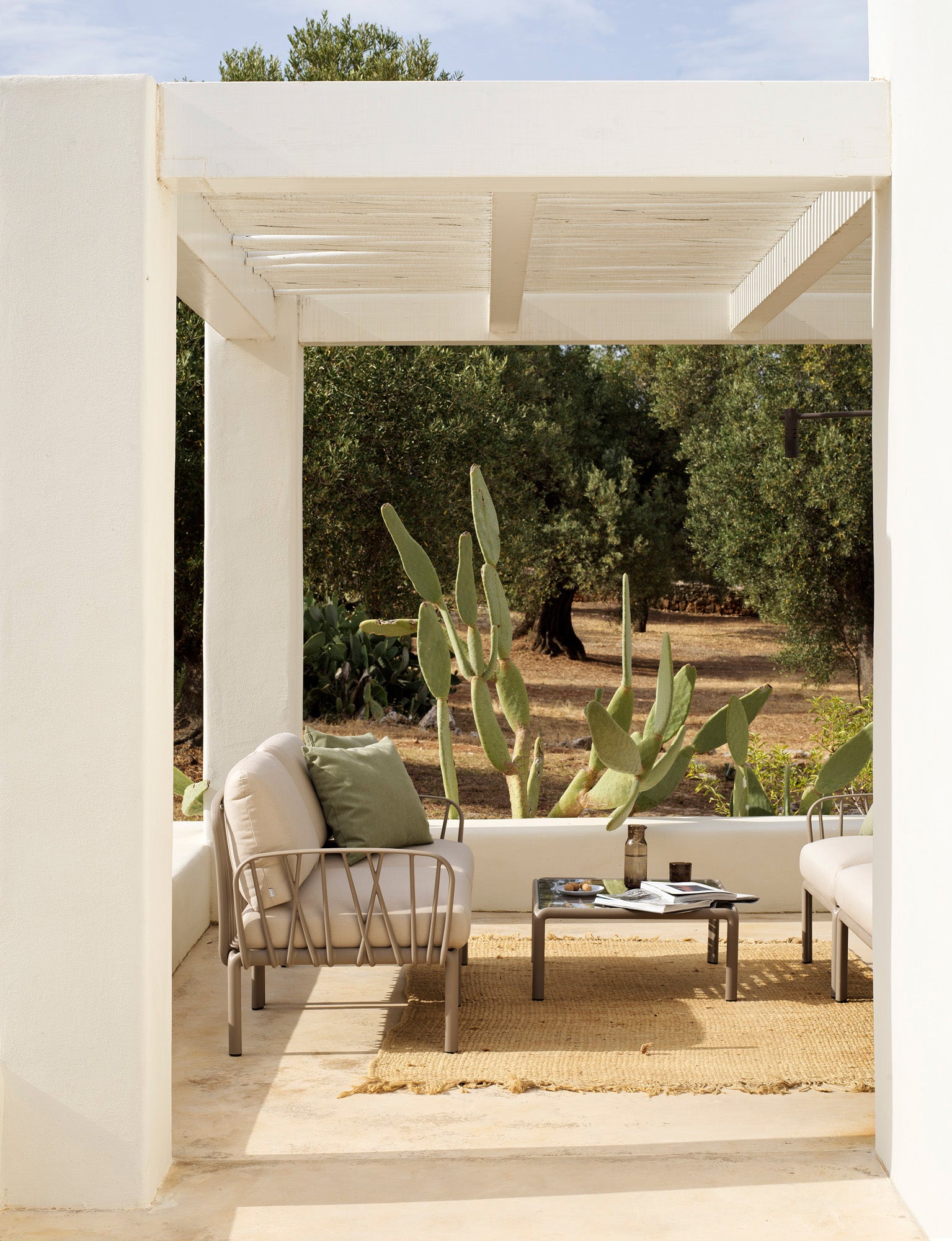 Fotel zewnętrzny KOMODO beżowy Sunbrella® z agave zieloną podstawą