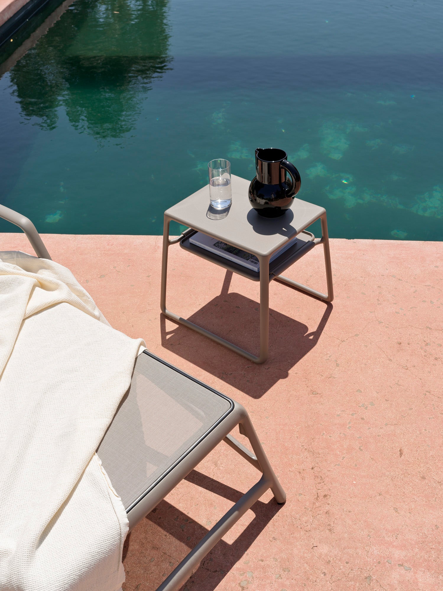 Stolik boczny zewnętrzny POP taupe