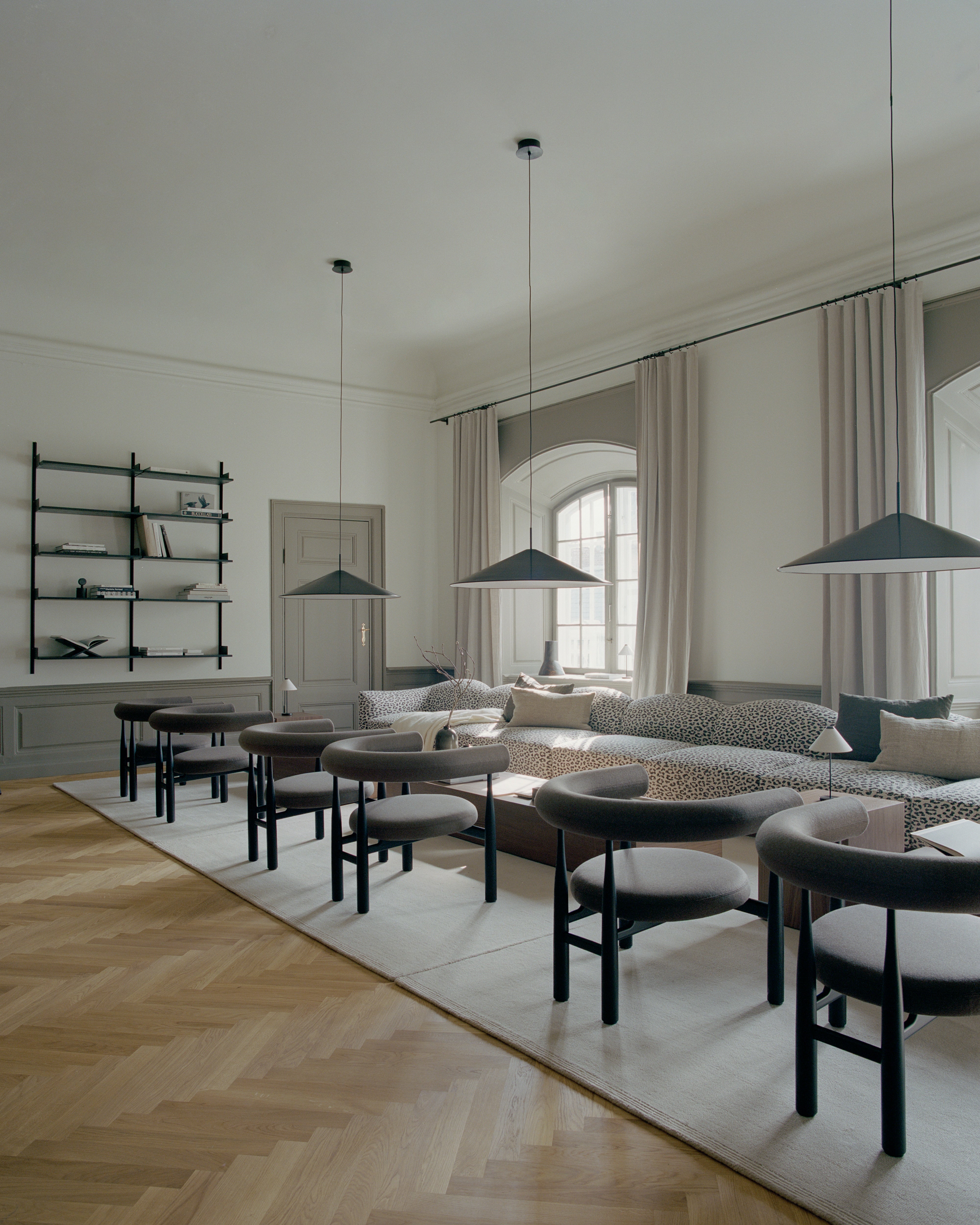 Fotel BUKOWSKI tapicerowany z czarną bukową podstawą