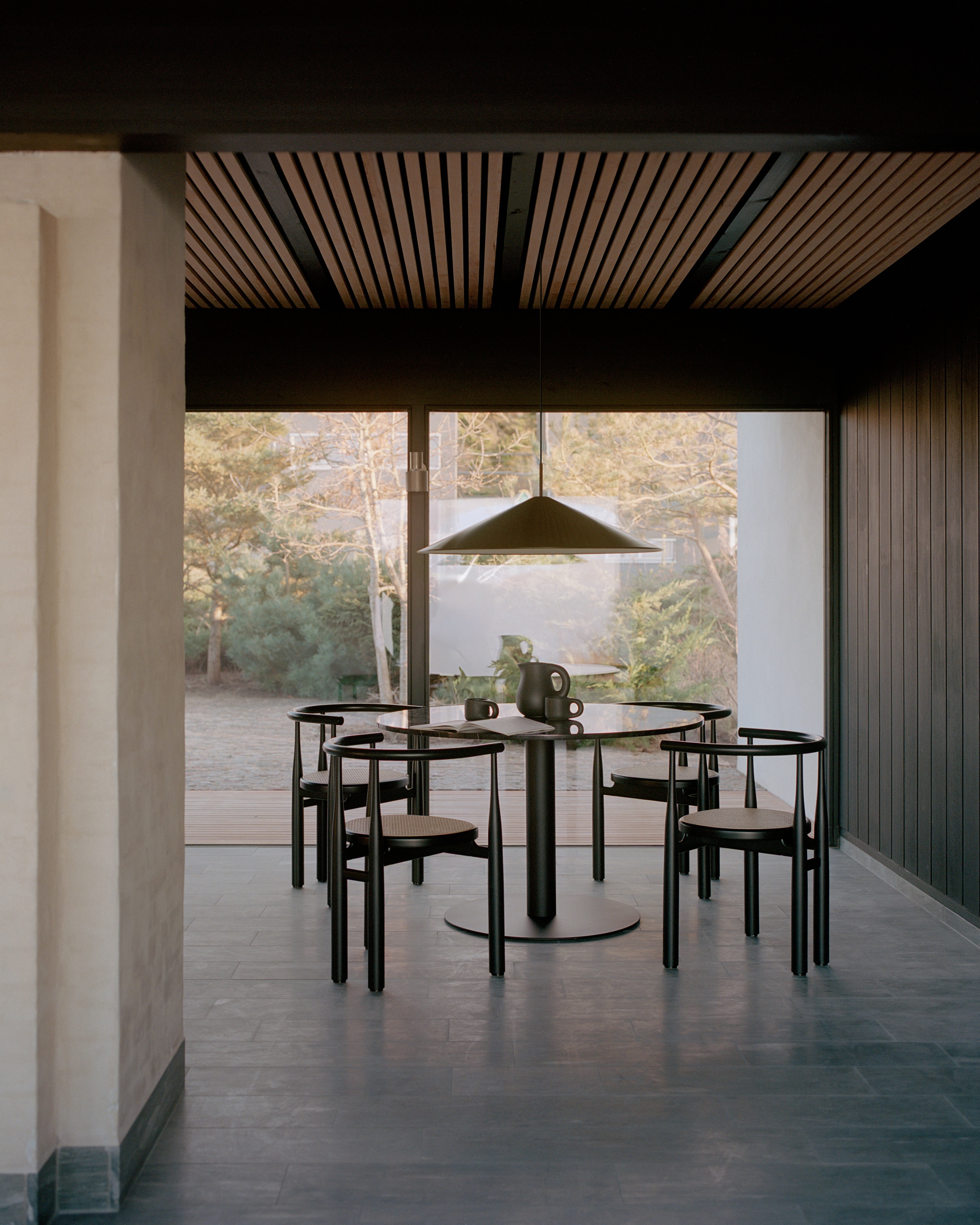 Stolik barowy okrągły FLORENCE czarny marmur z czarną podstawą