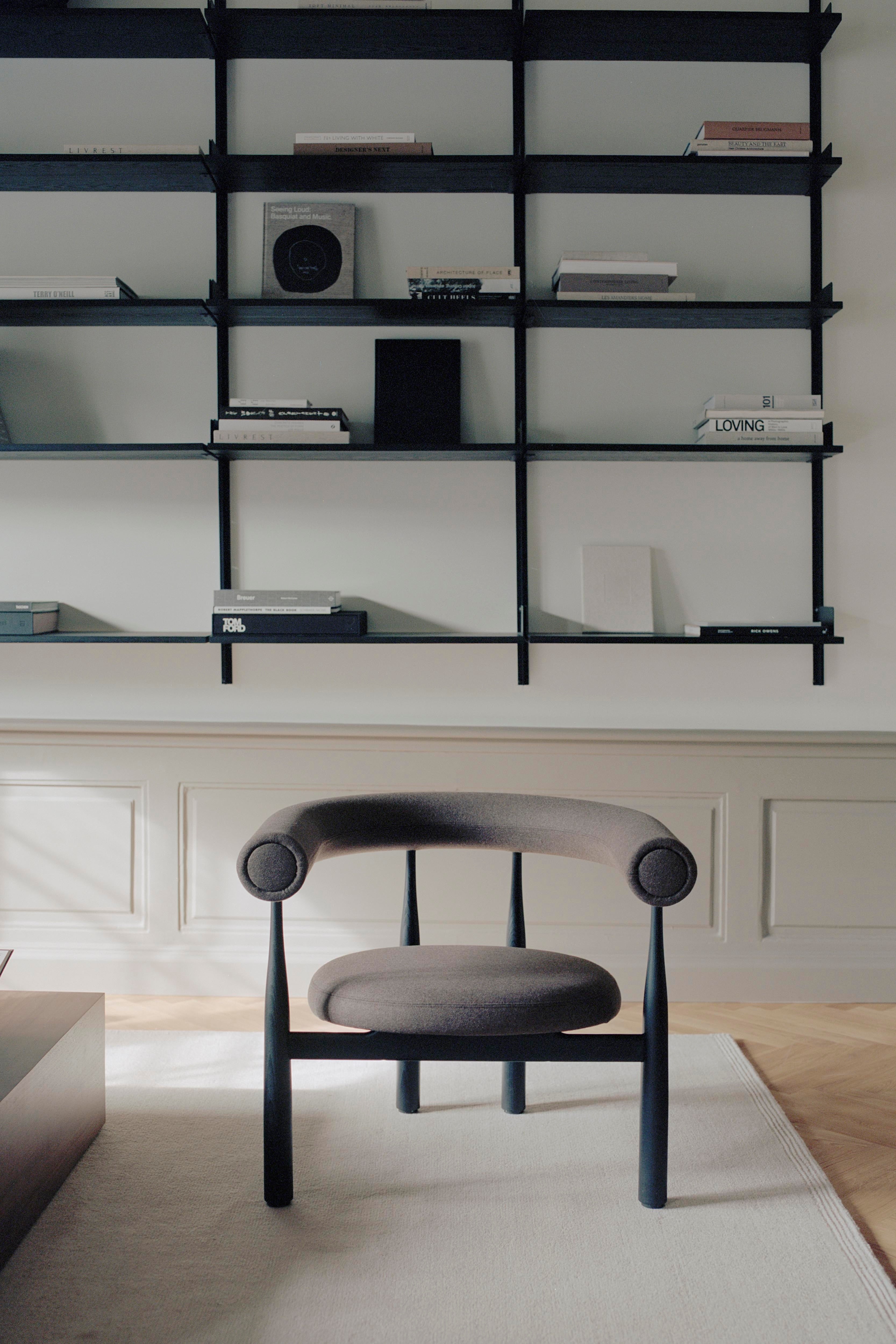 Fotel BUKOWSKI tapicerowany z czarną bukową podstawą