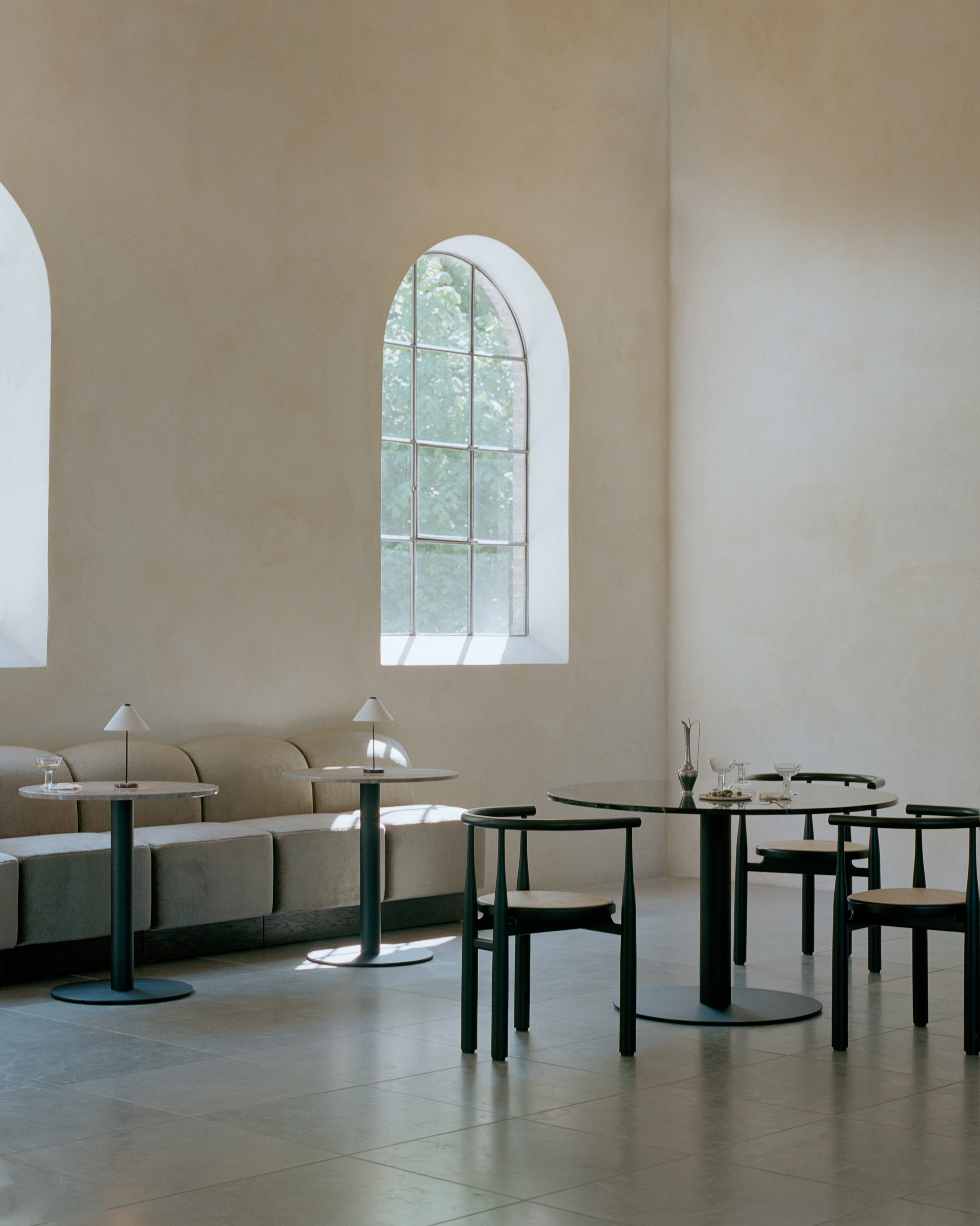 Stolik barowy okrągły FLORENCE czarny marmur z czarną podstawą