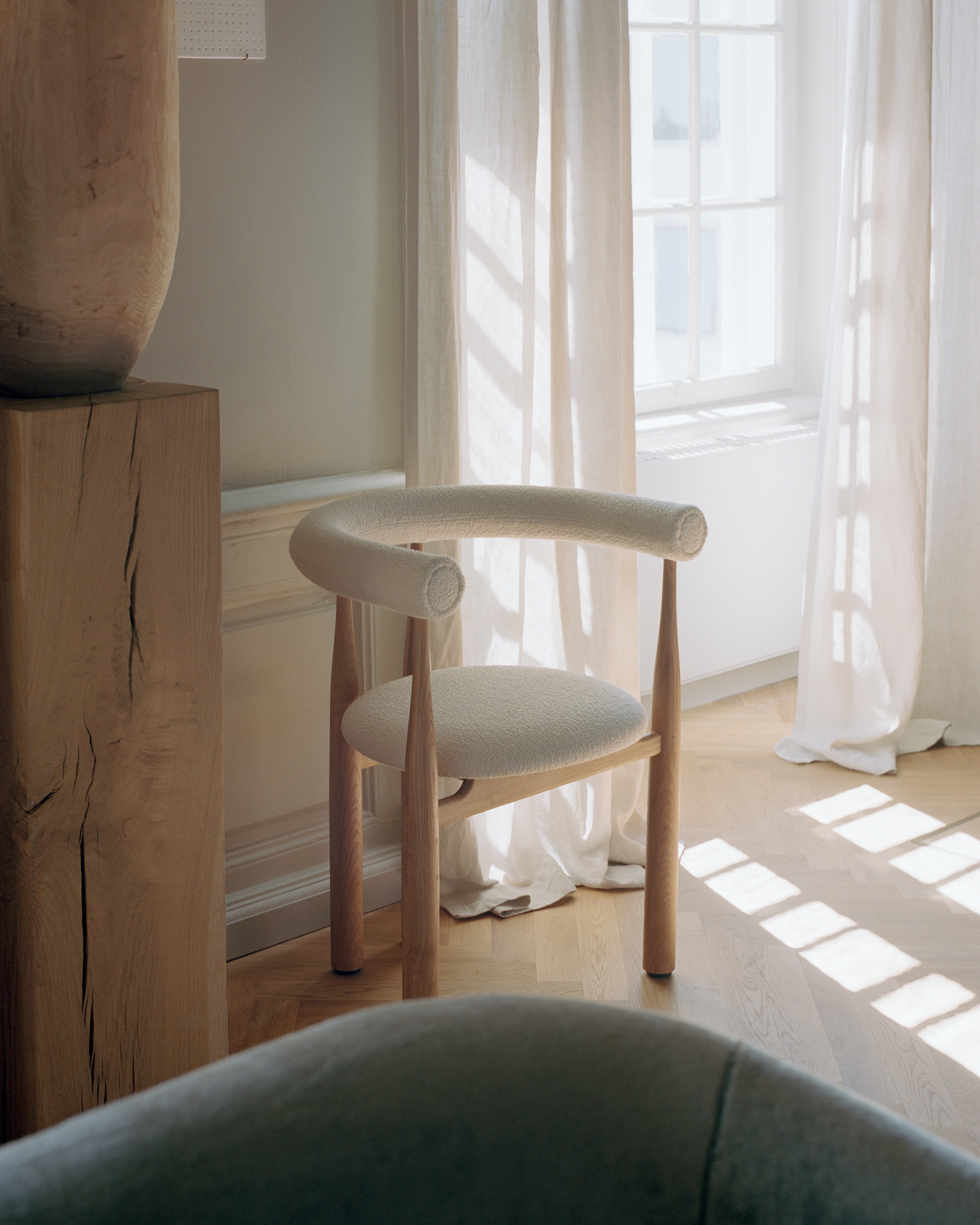 Krzesło BUKOWSKI FULLY tapicerowane z dębową podstawą