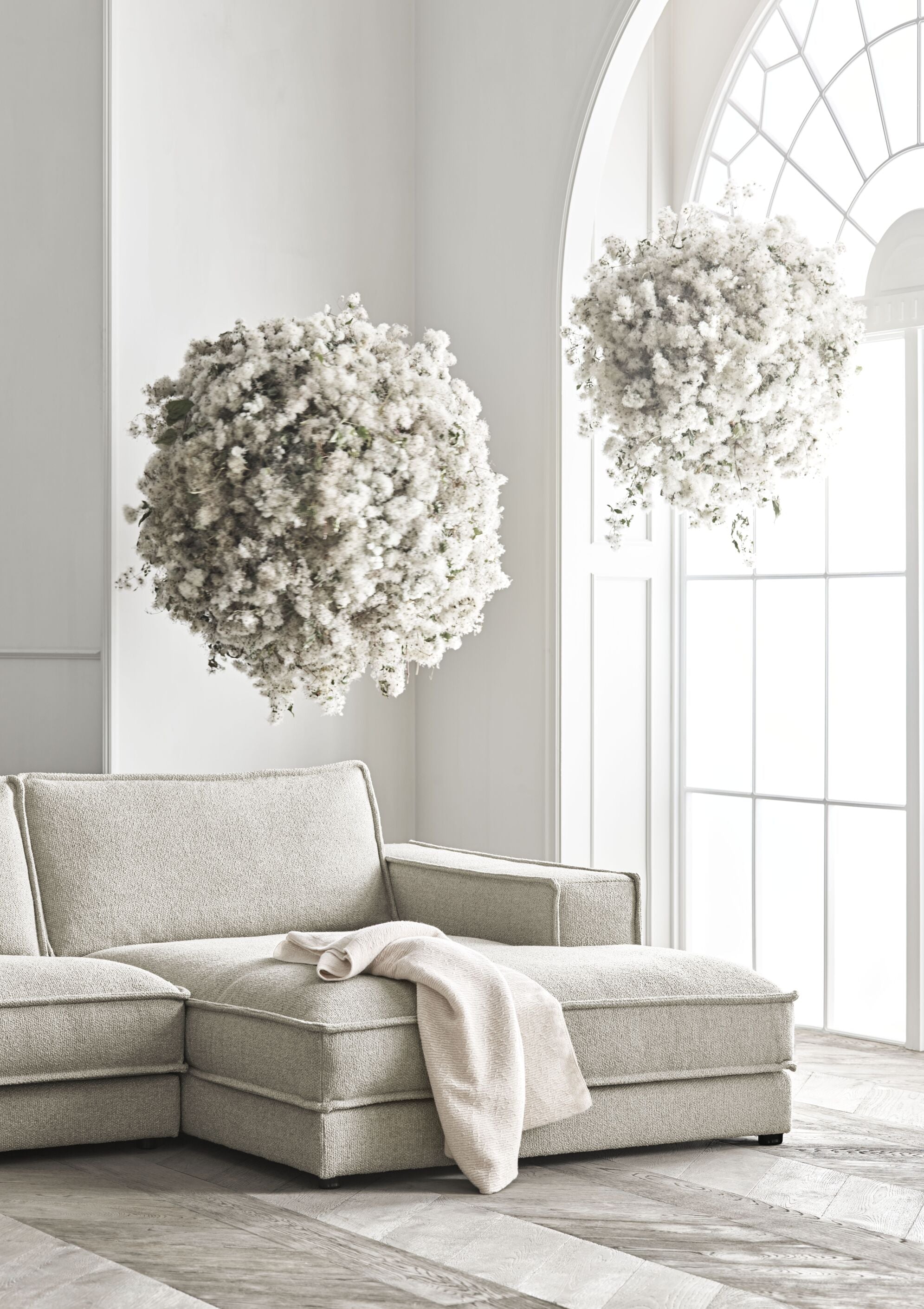 Sofa modułowa NOORA - szezlong lewostronny z bieloną podstawą
