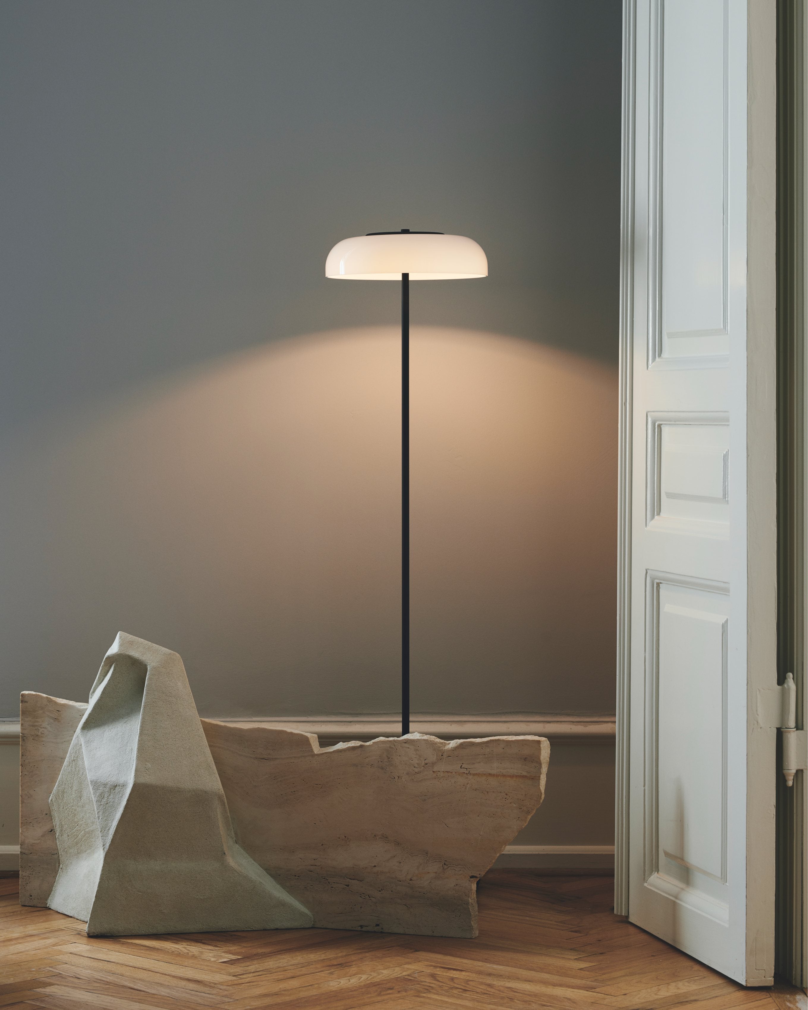 Lampa podłogowa BLOSSI czarny z opalowym szkłem