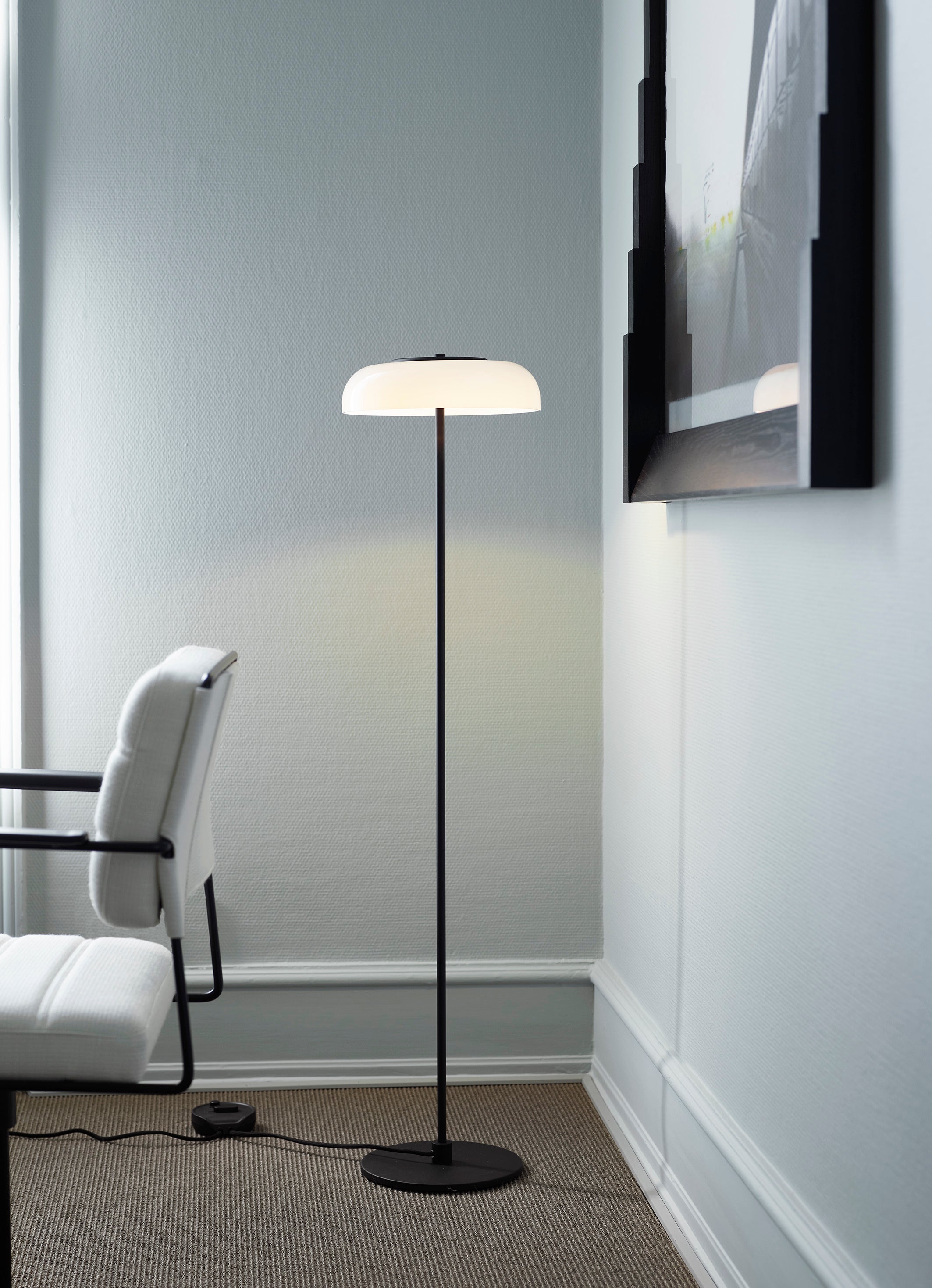 Lampa podłogowa BLOSSI czarny z opalowym szkłem