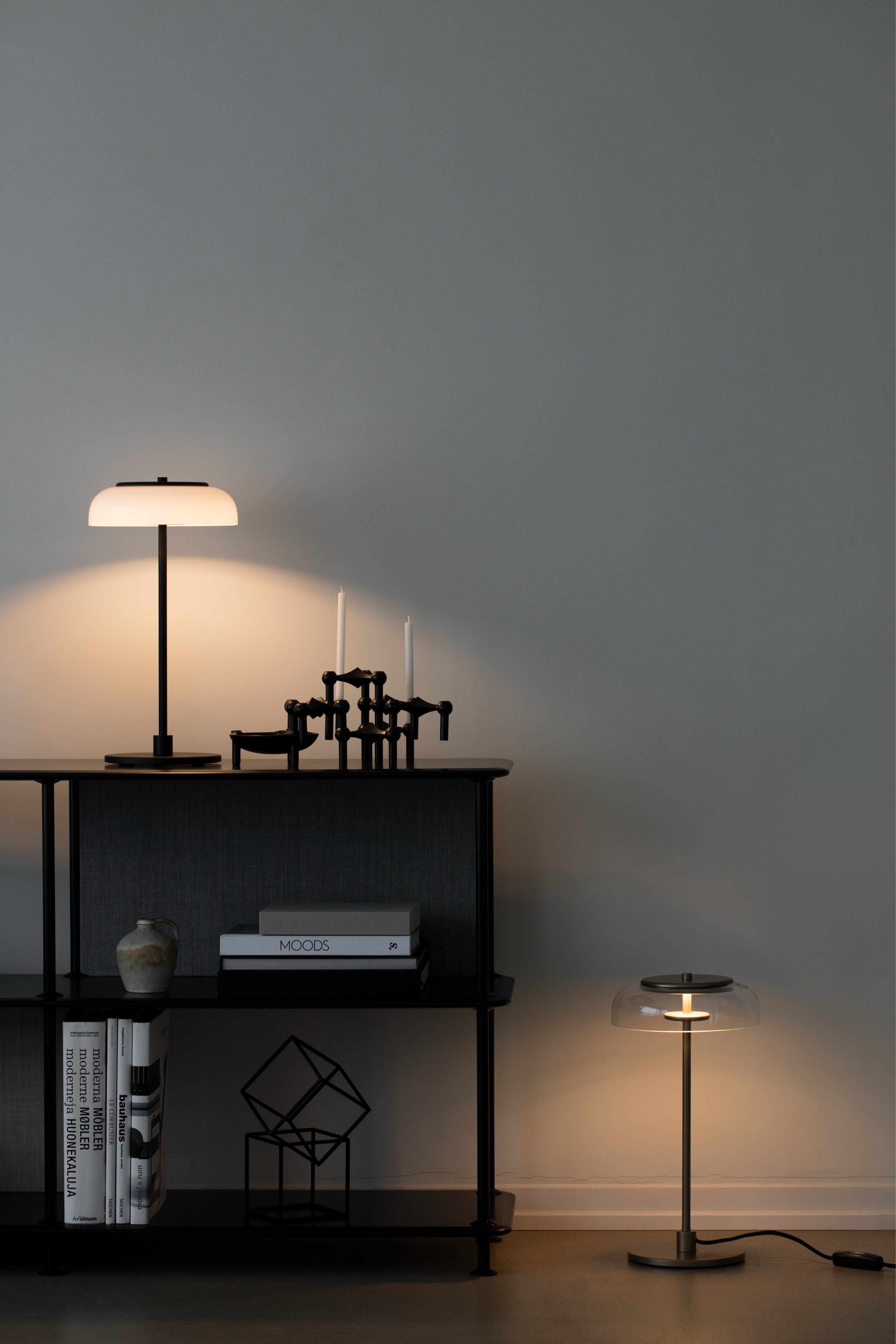 Tischlampe BLOSSI schwarz mit opalem Glas