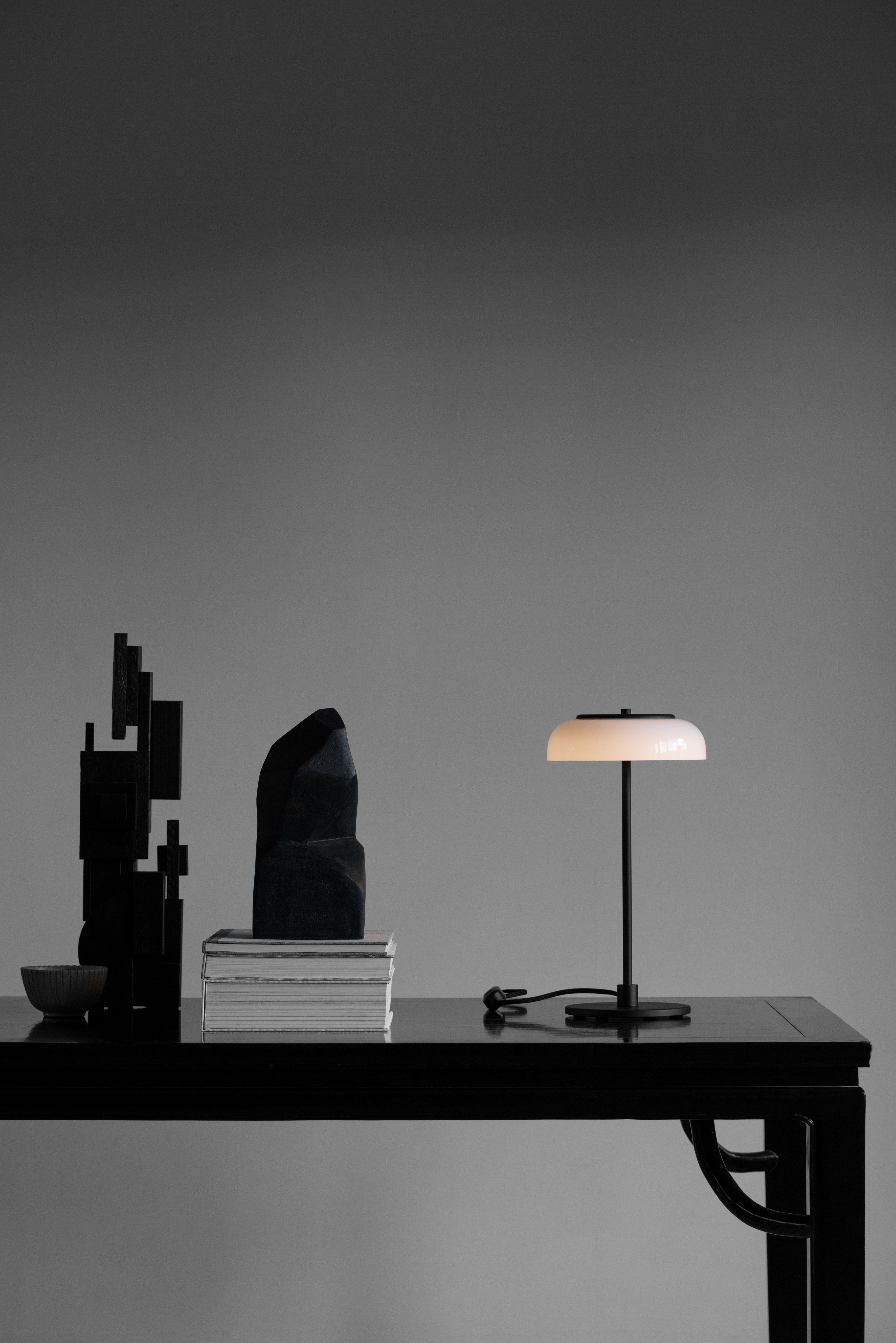 Tischlampe BLOSSI schwarz mit opalem Glas