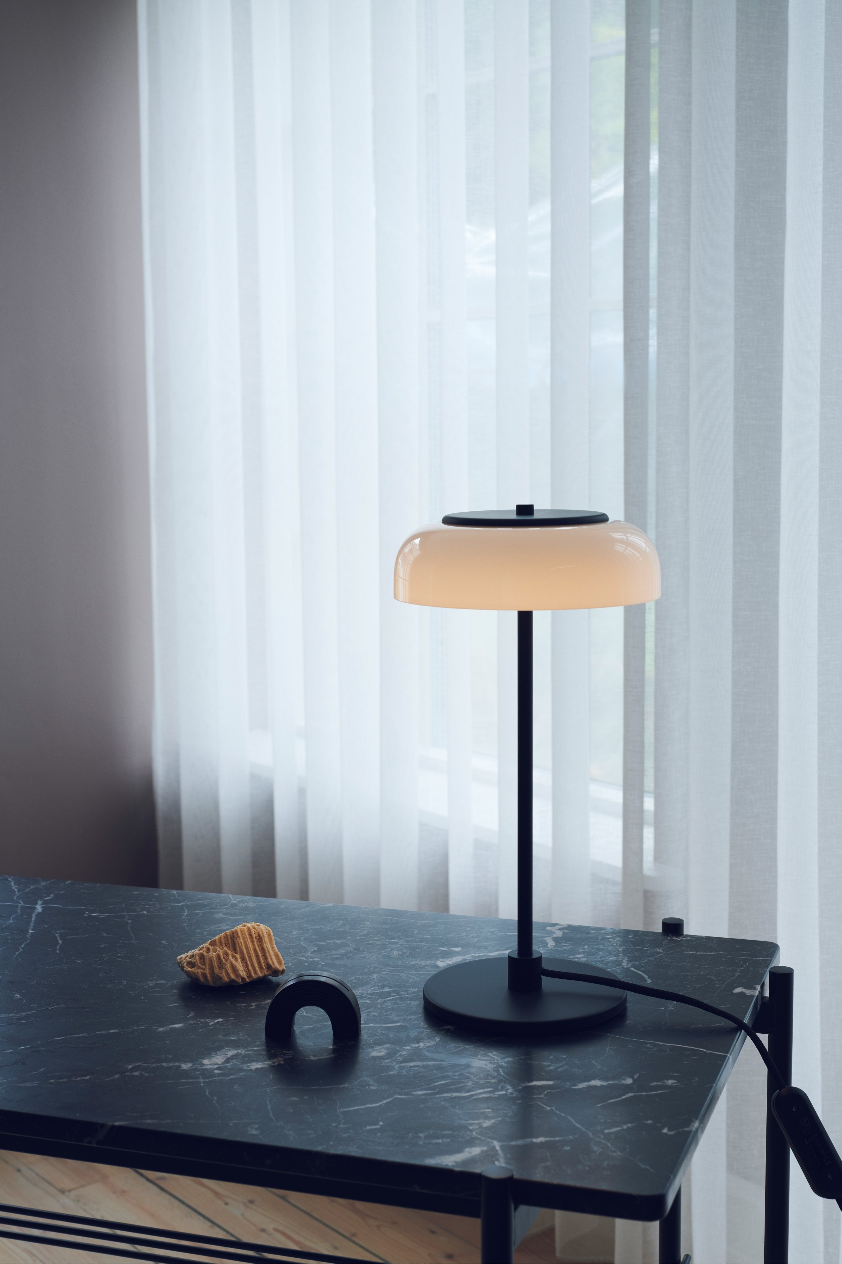 Lampa stołowa BLOSSI czarny z opalowym szkłem