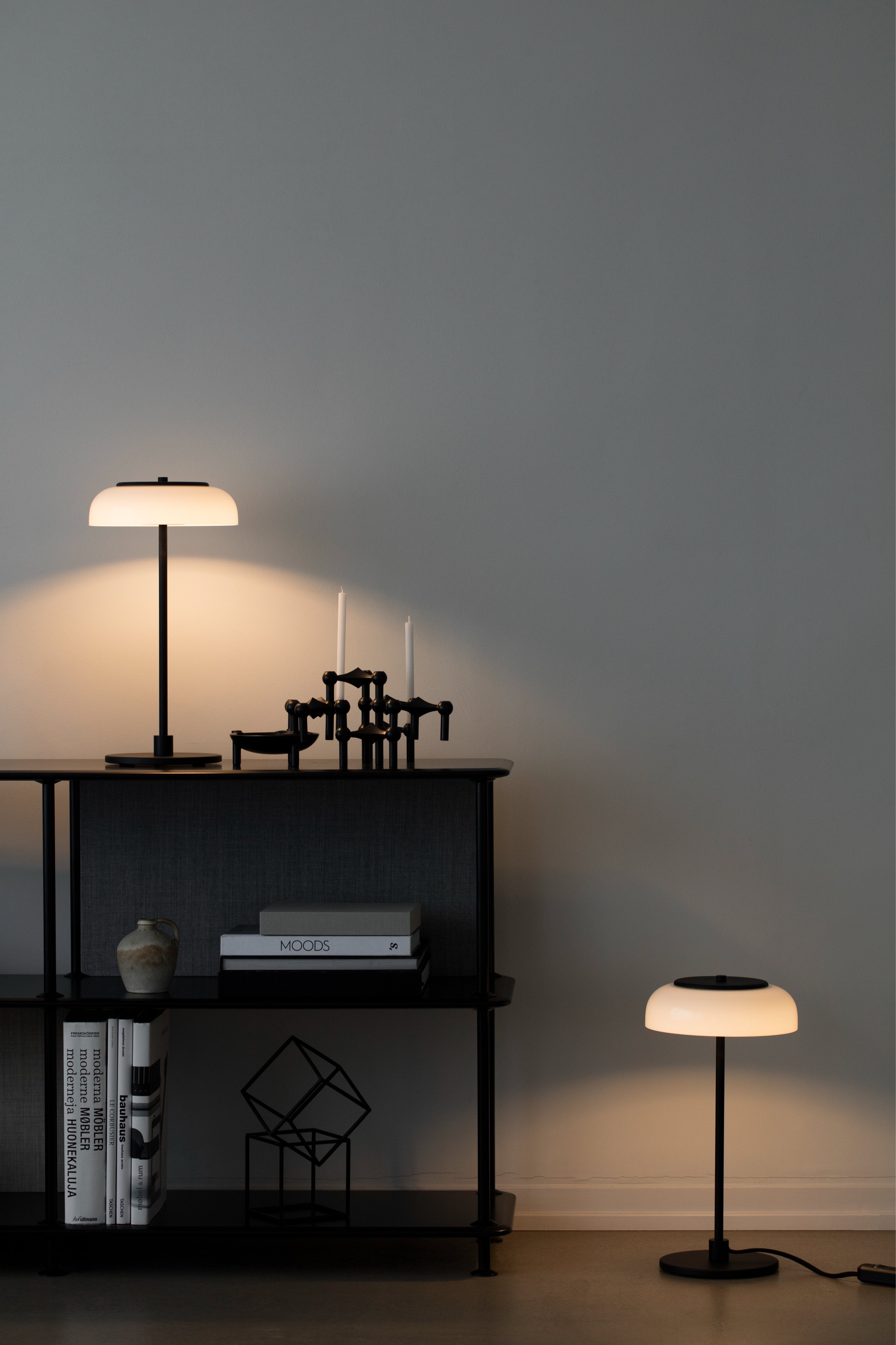 Tischlampe BLOSSI schwarz mit opalem Glas