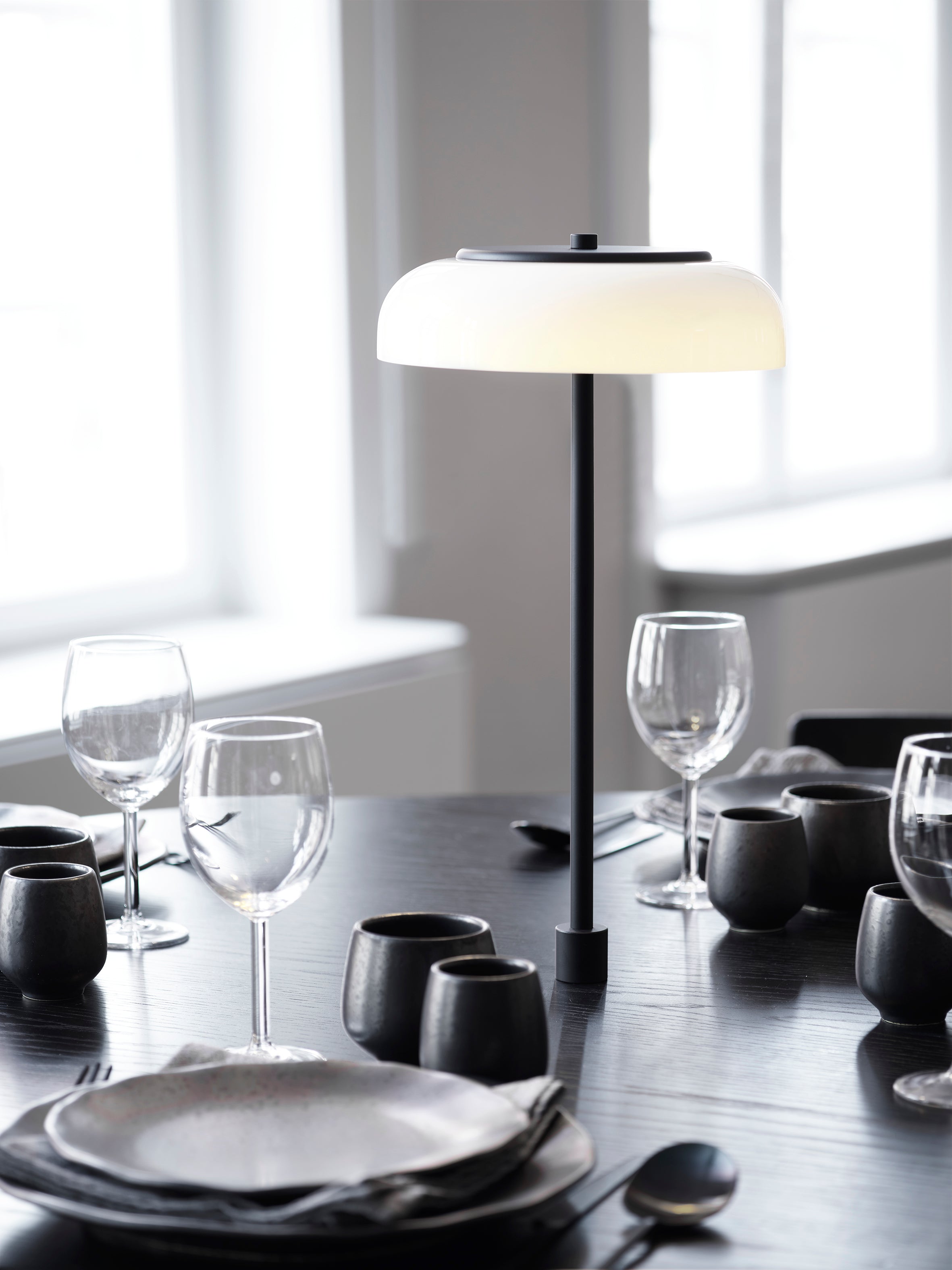 Tischlampe BLOSSI schwarz mit opalem Glas