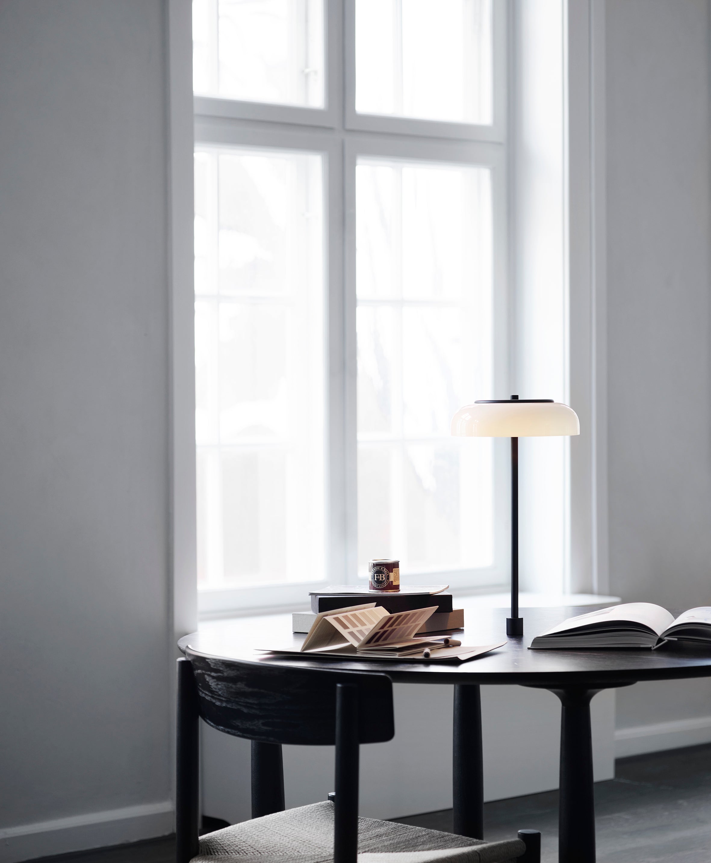 Tischlampe BLOSSI schwarz mit opalem Glas