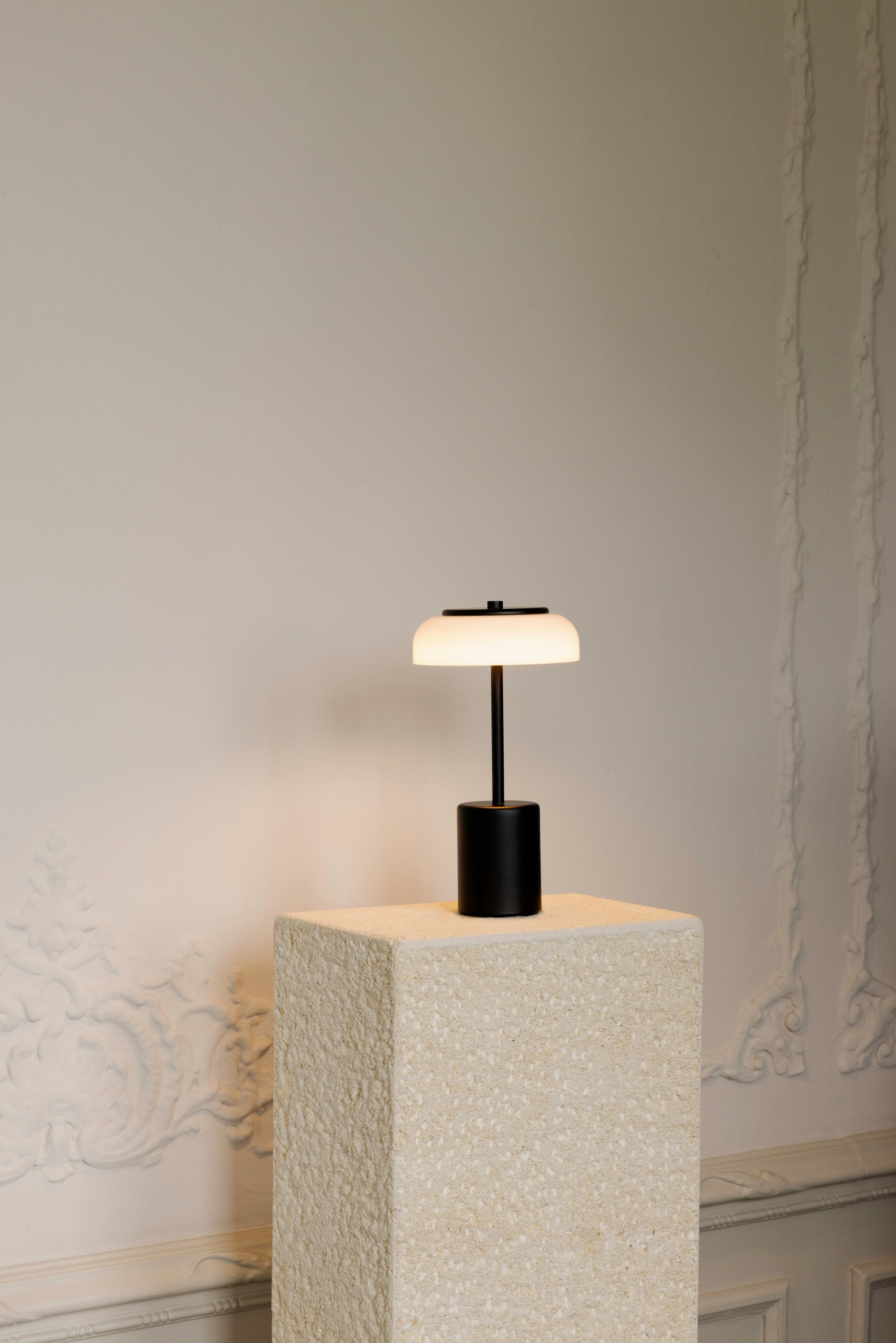 Tragbare Lampe BLOSSI schwarz mit opalem Glas
