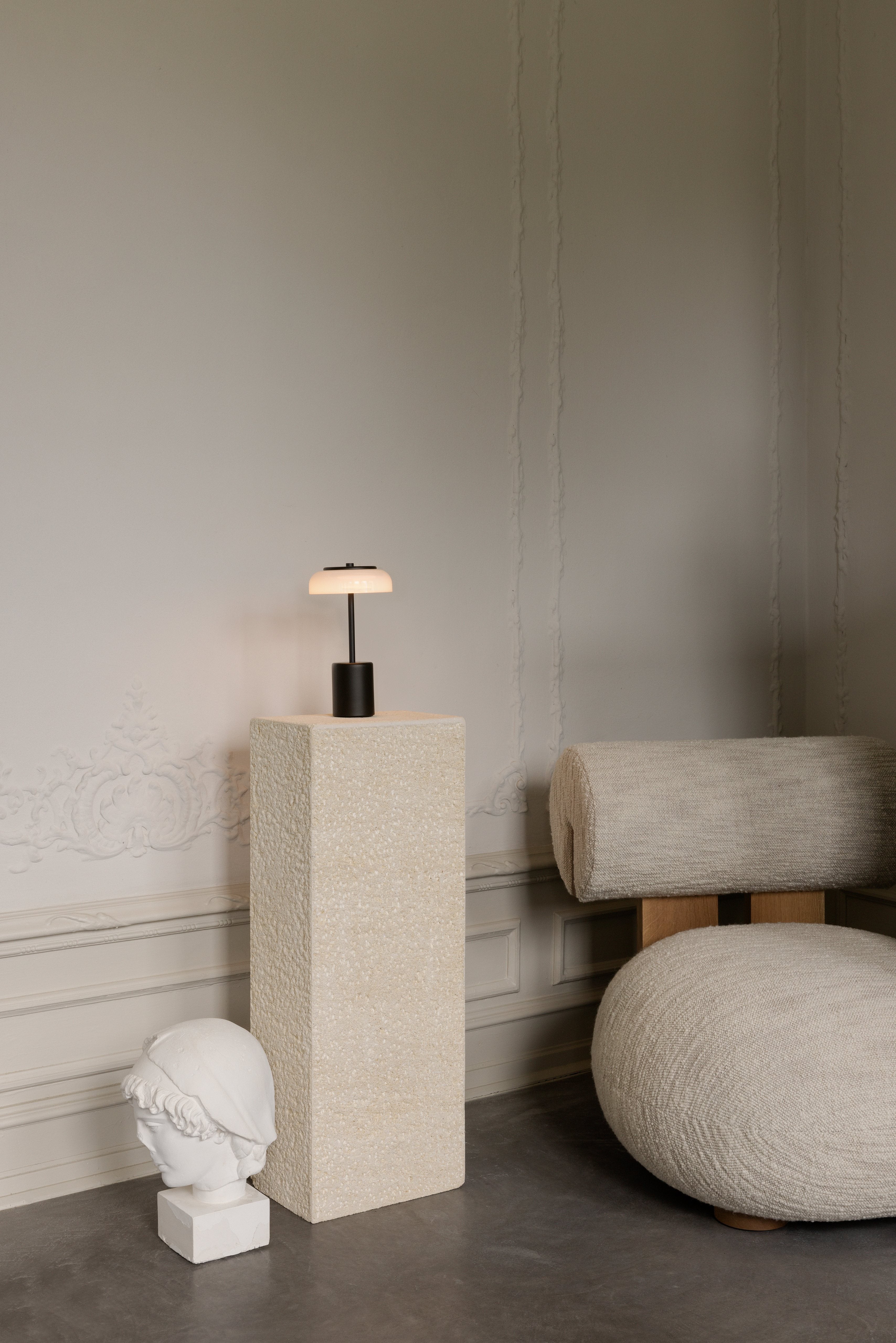 Tragbare Lampe BLOSSI schwarz mit opalem Glas