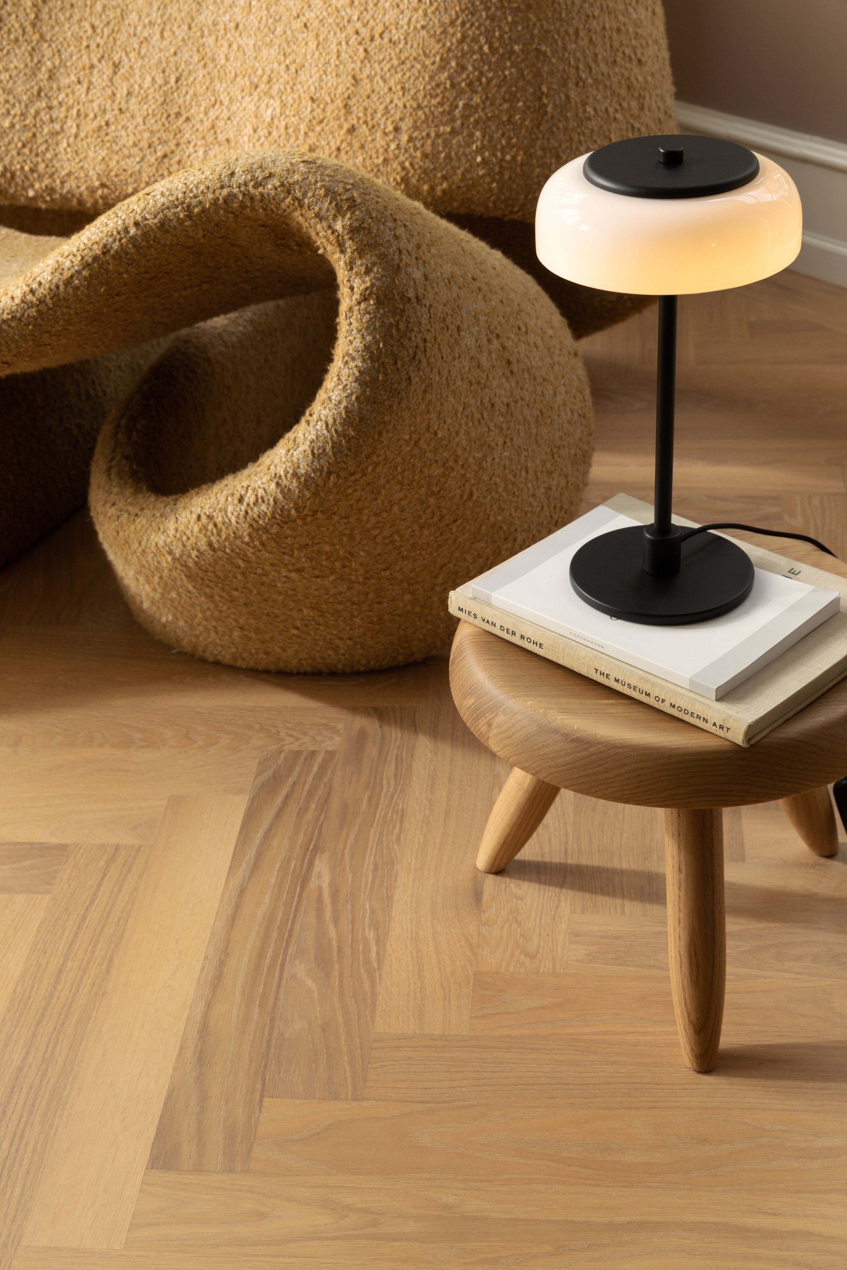 Tischlampe BLOSSI schwarz mit opalem Glas