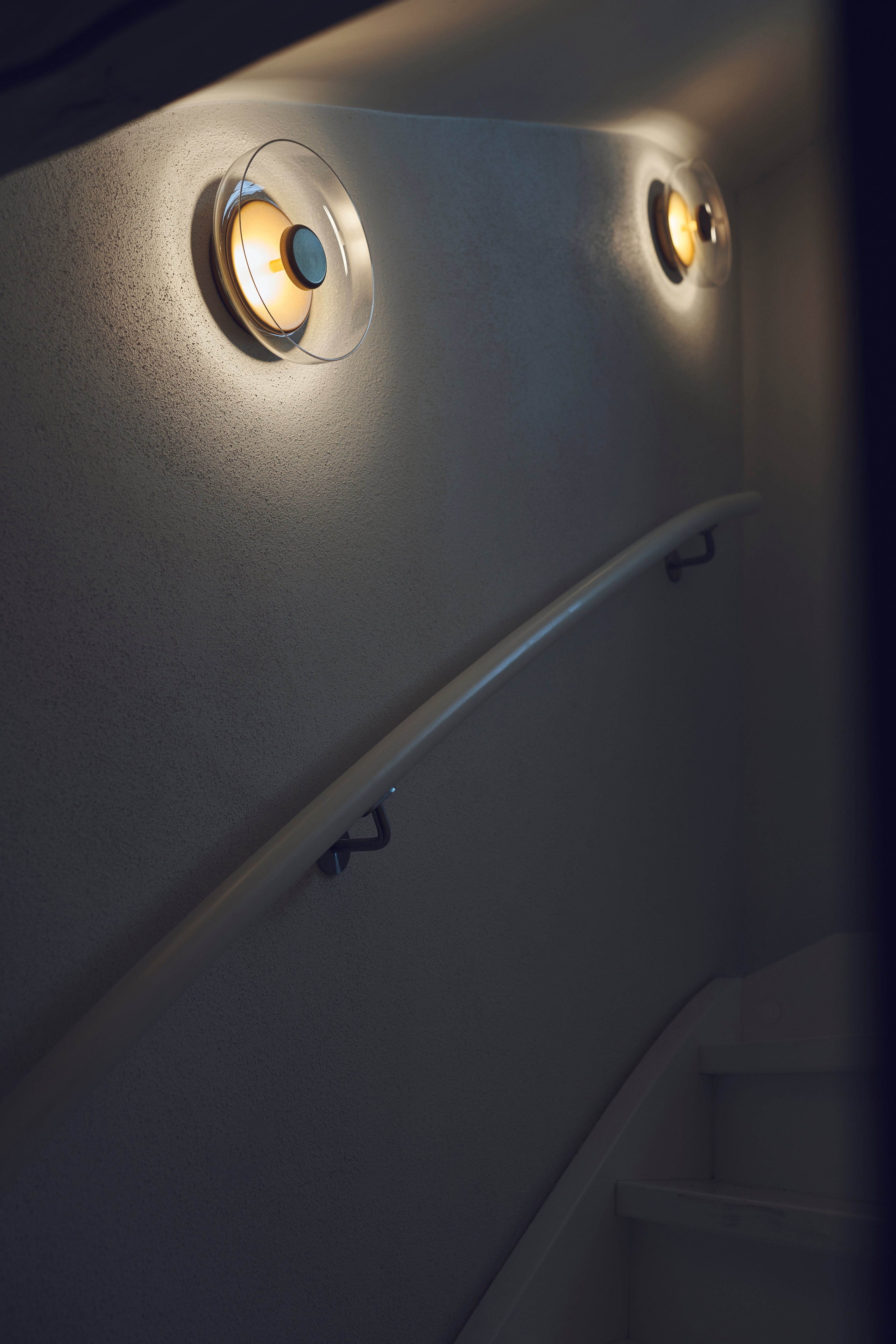 Wandleuchte BLOSSI gold mit opalem Glas