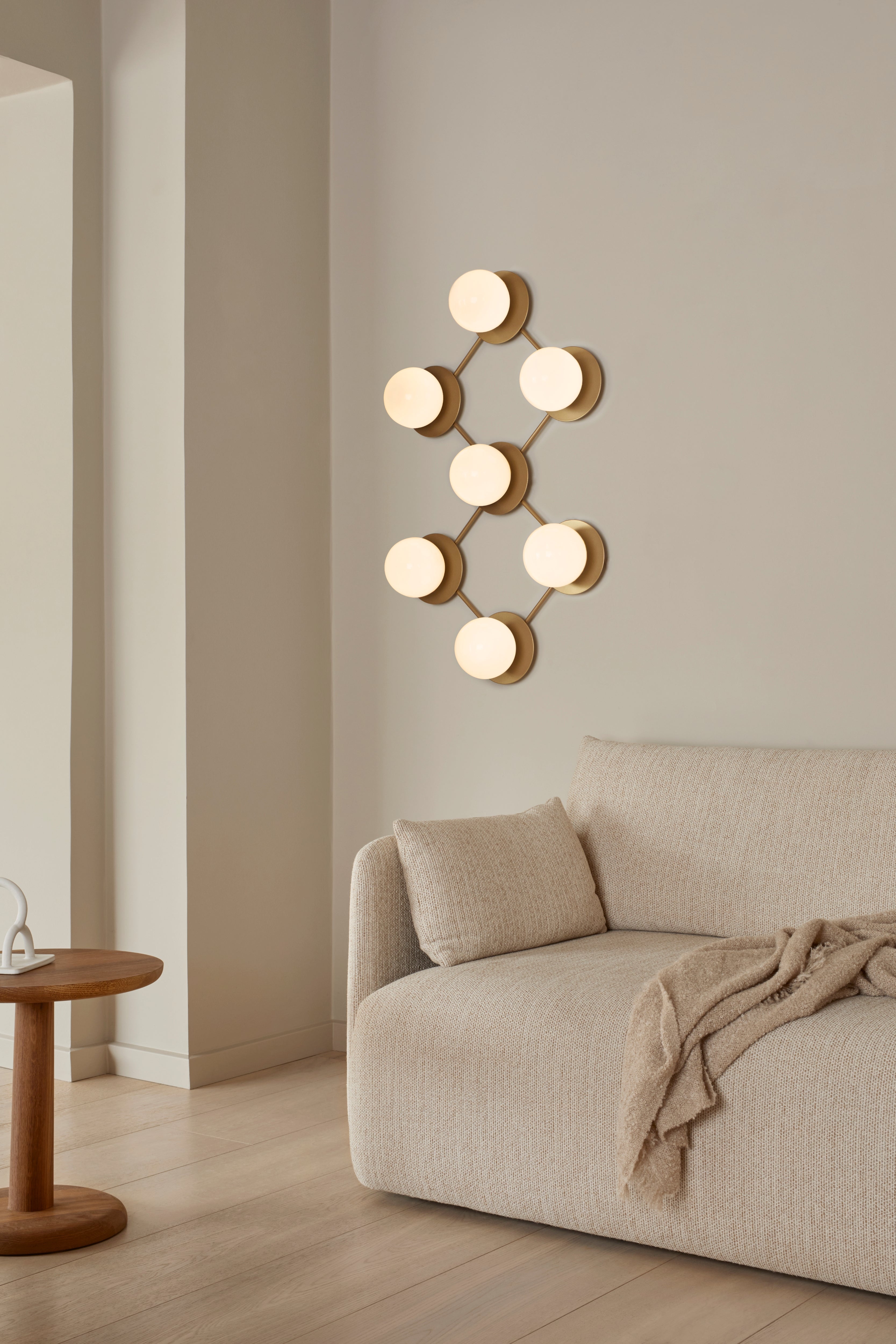 Wandleuchte LIILA 7 Gold mit opalem Glas