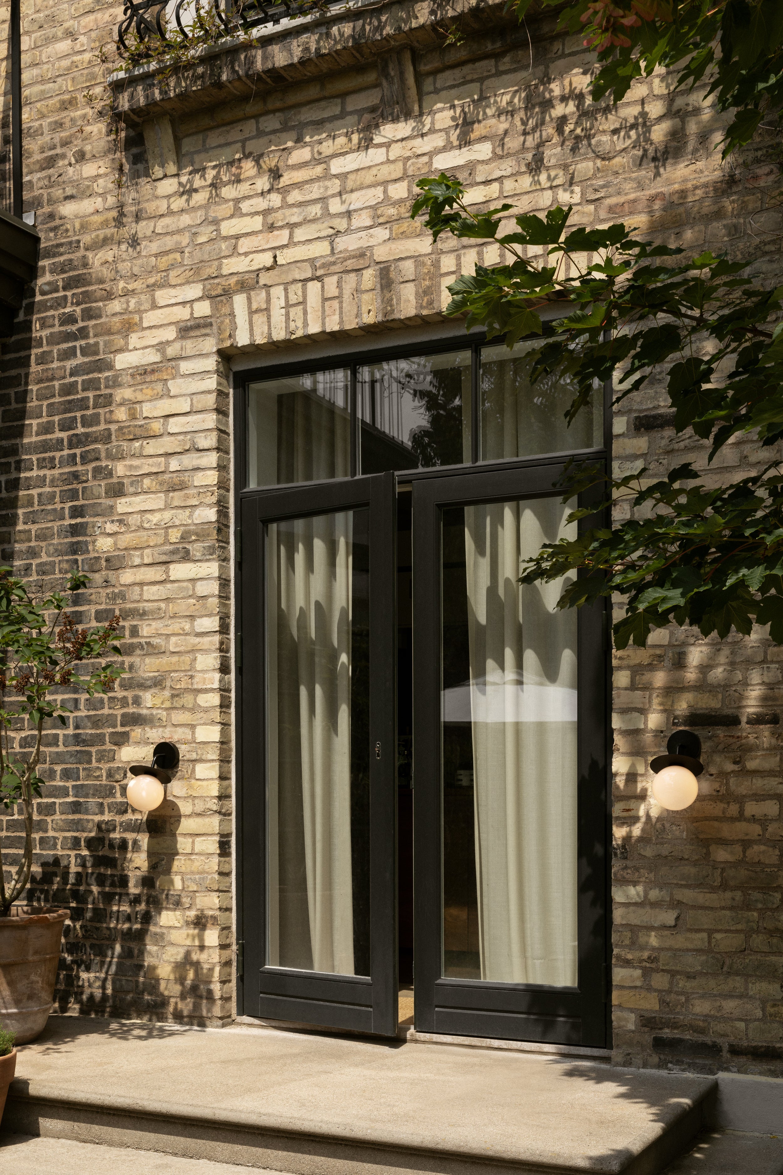 Outdoor wall lamp LIILA black with opal glass