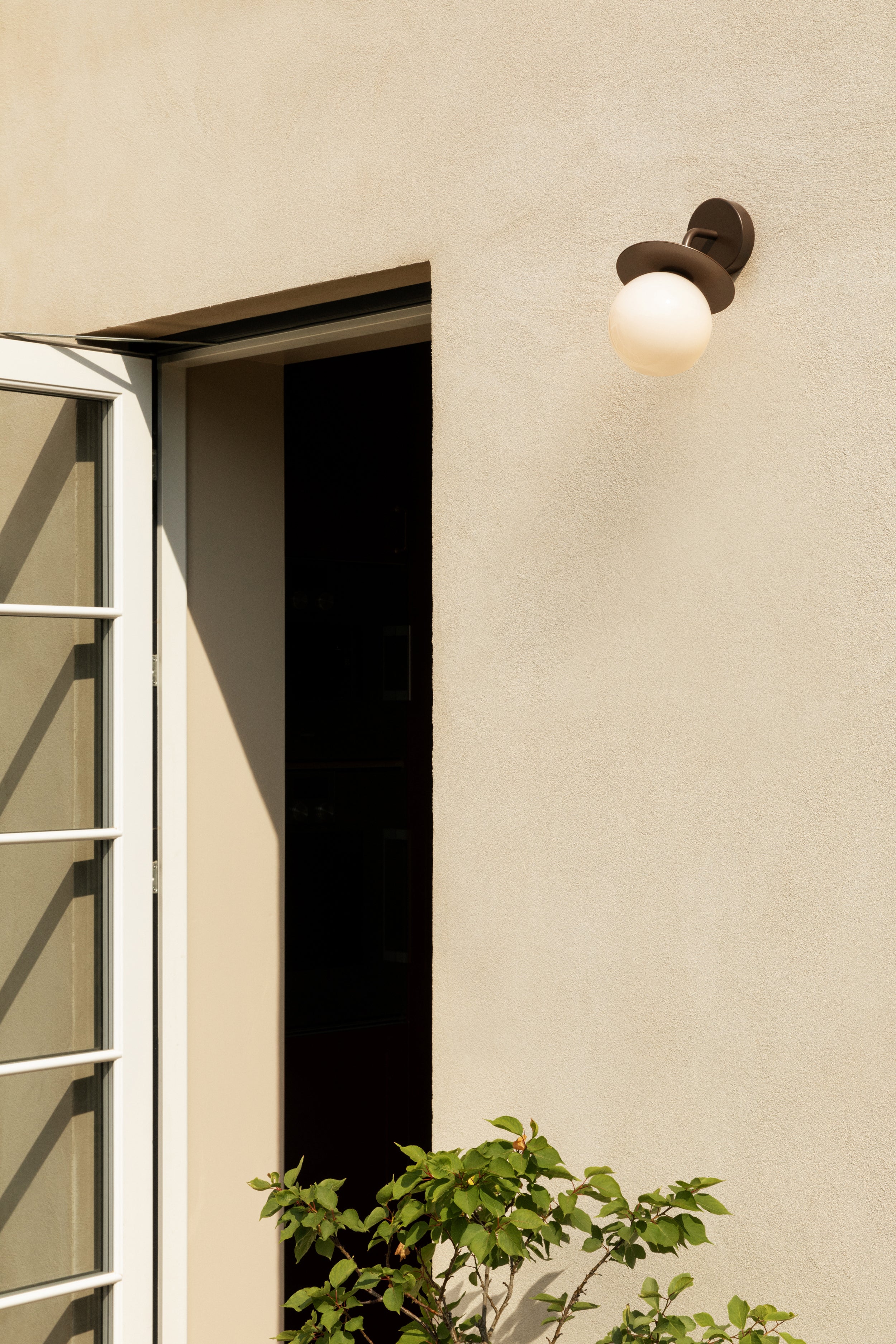 Lampa ścienna zewnętrzna LIILA ciemnobrązowy z opalowym szkłem