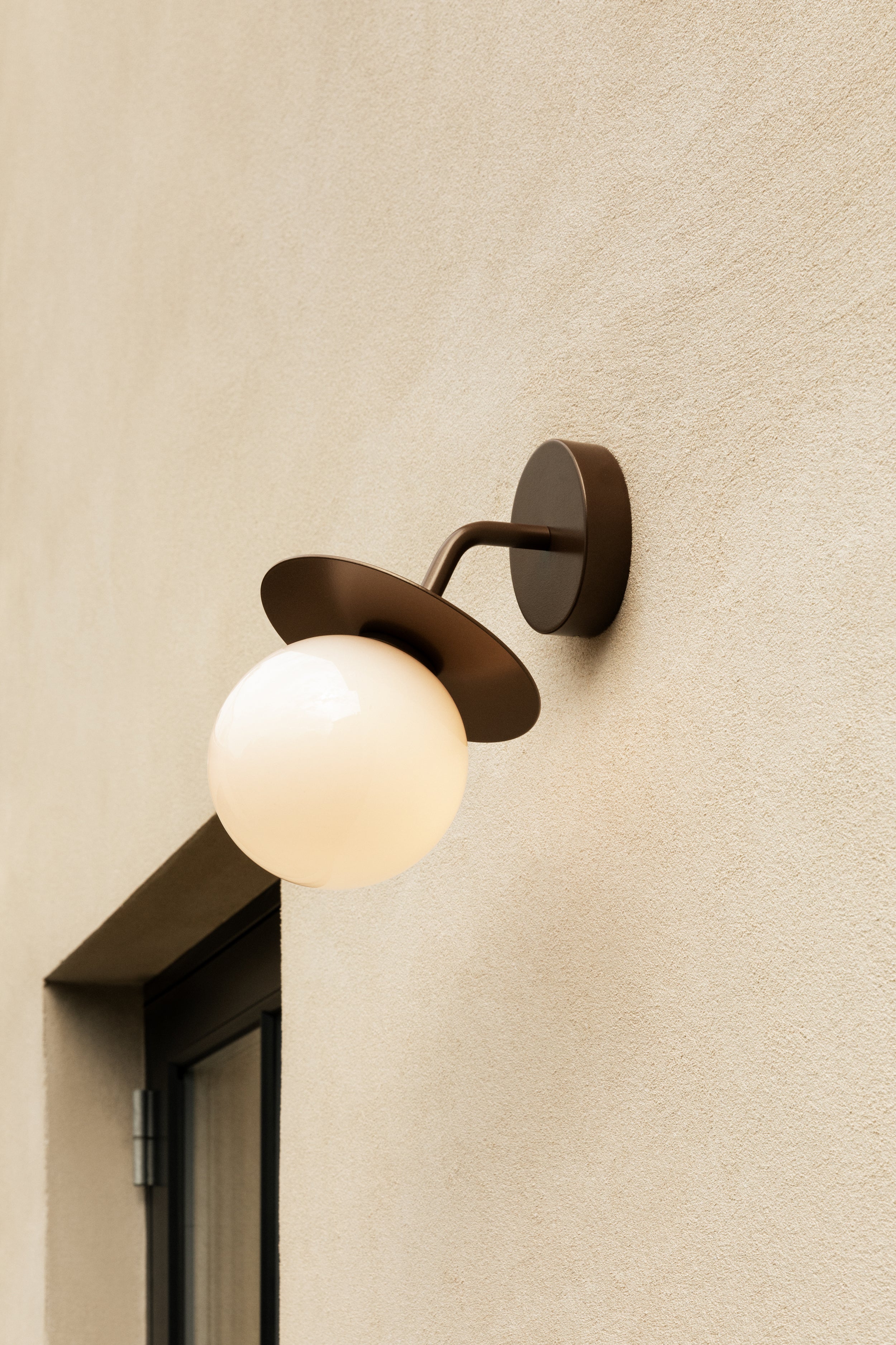 Lampa ścienna zewnętrzna LIILA ciemnobrązowy z opalowym szkłem