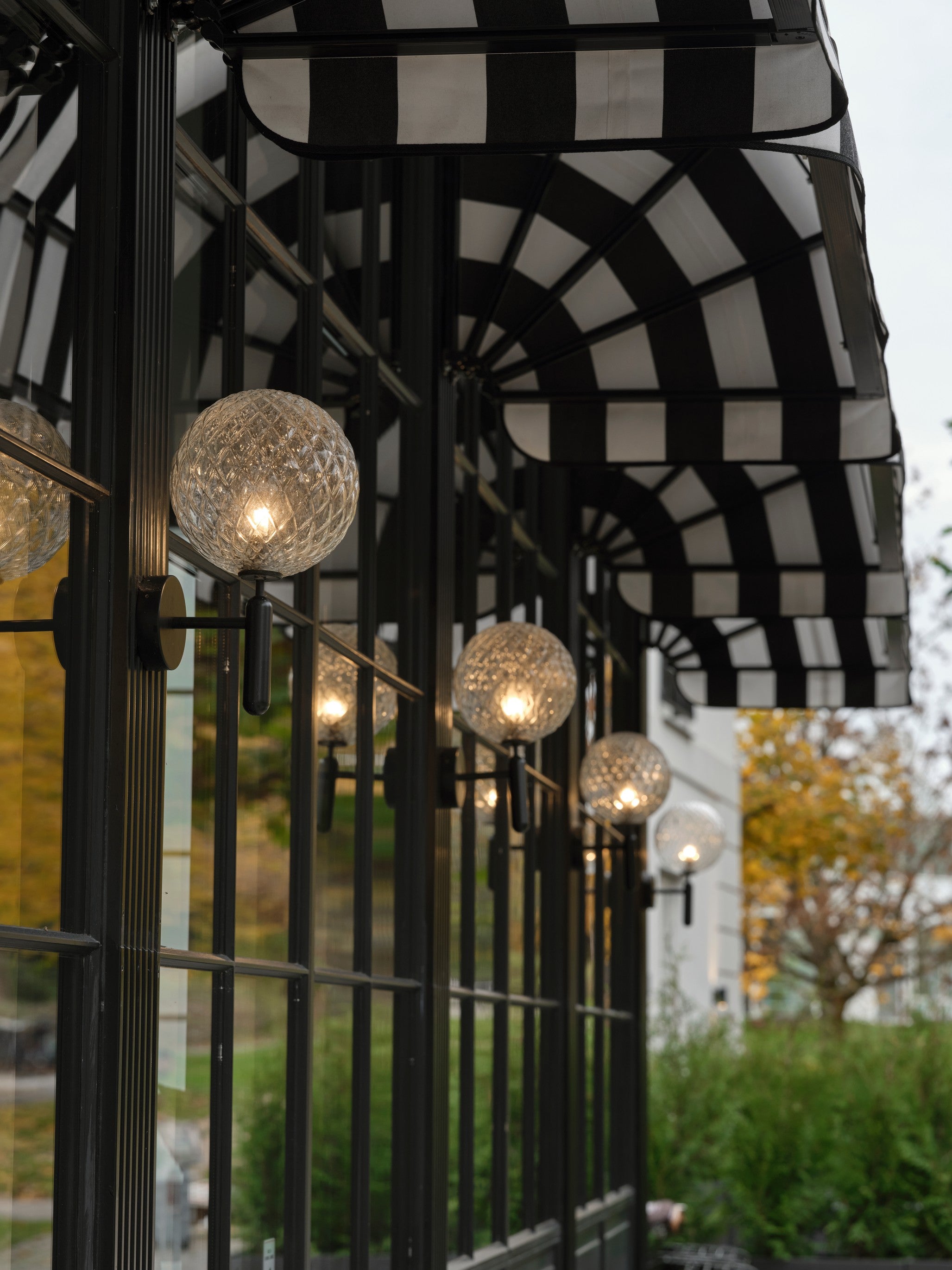 Lampa ścienna zewnętrzna MIIRA czarny z transparentnym szkłem